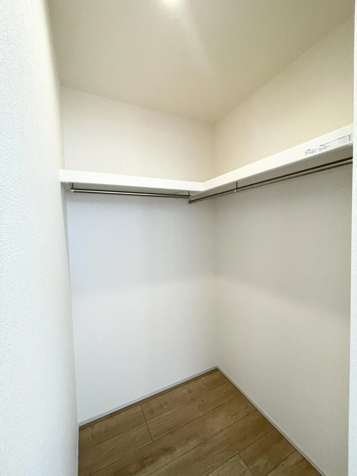 【2号棟/収納】「見せる収納」ではなく「しまう収納」でお部屋をすっきりと。毎日の暮らしにゆとりをもたらしてくれる大容量収納です。