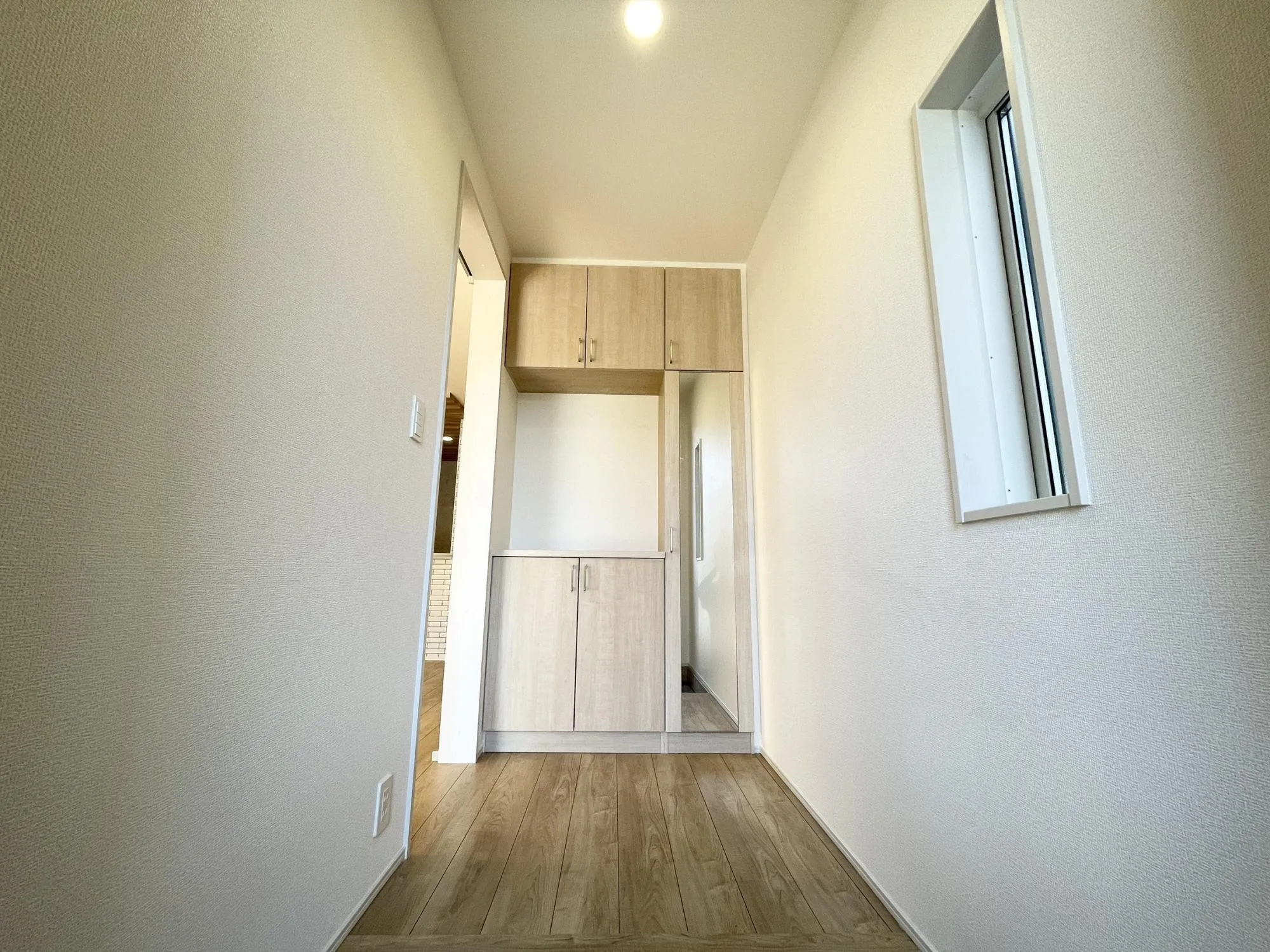 【2号棟/玄関】すっきりとした玄関まわりで、気持ちよく新生活をスタート。ご家族を優しく迎える心地よい空間です!