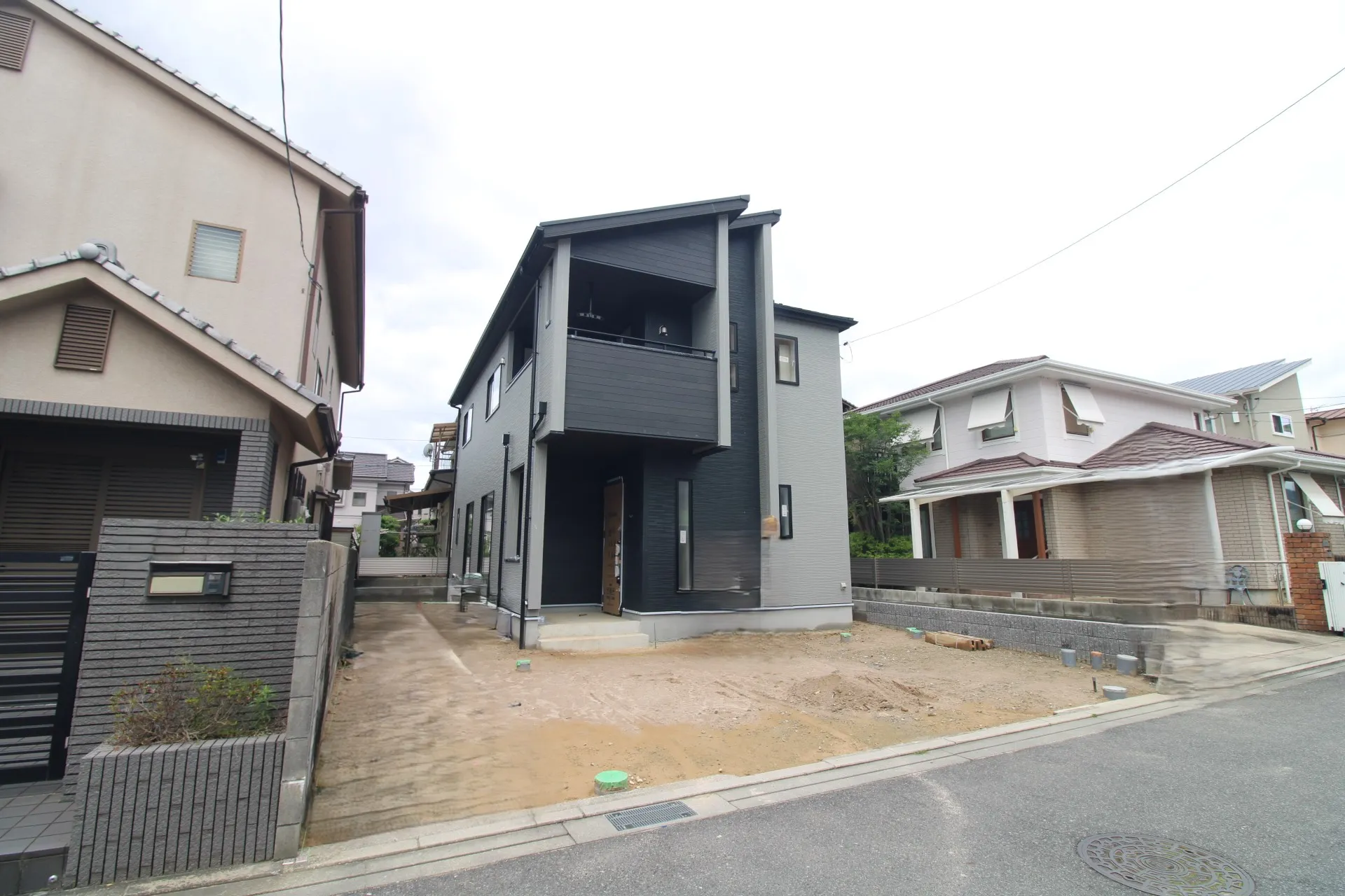 前面道路から見た外観