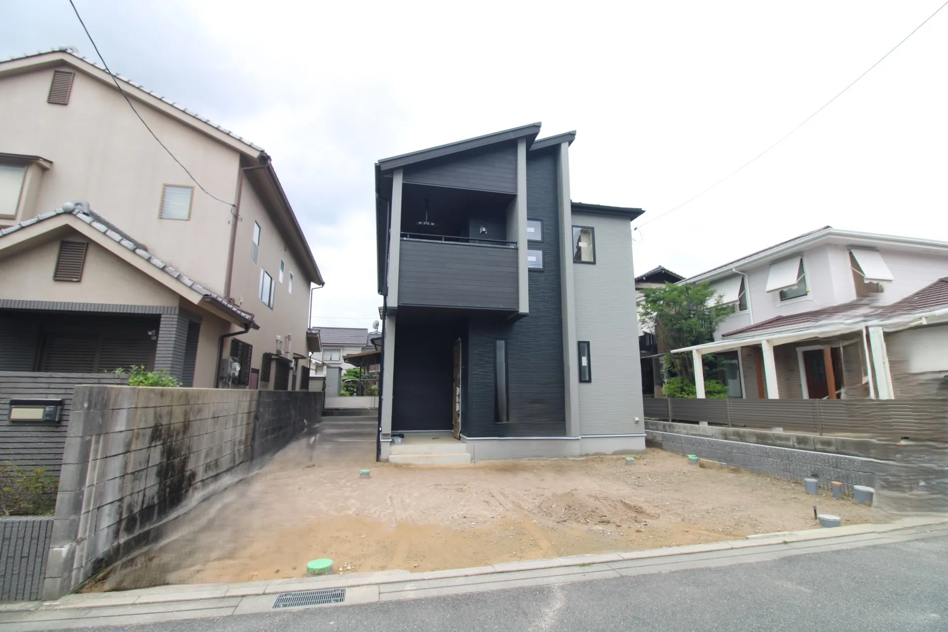 前面道路から見た外観
