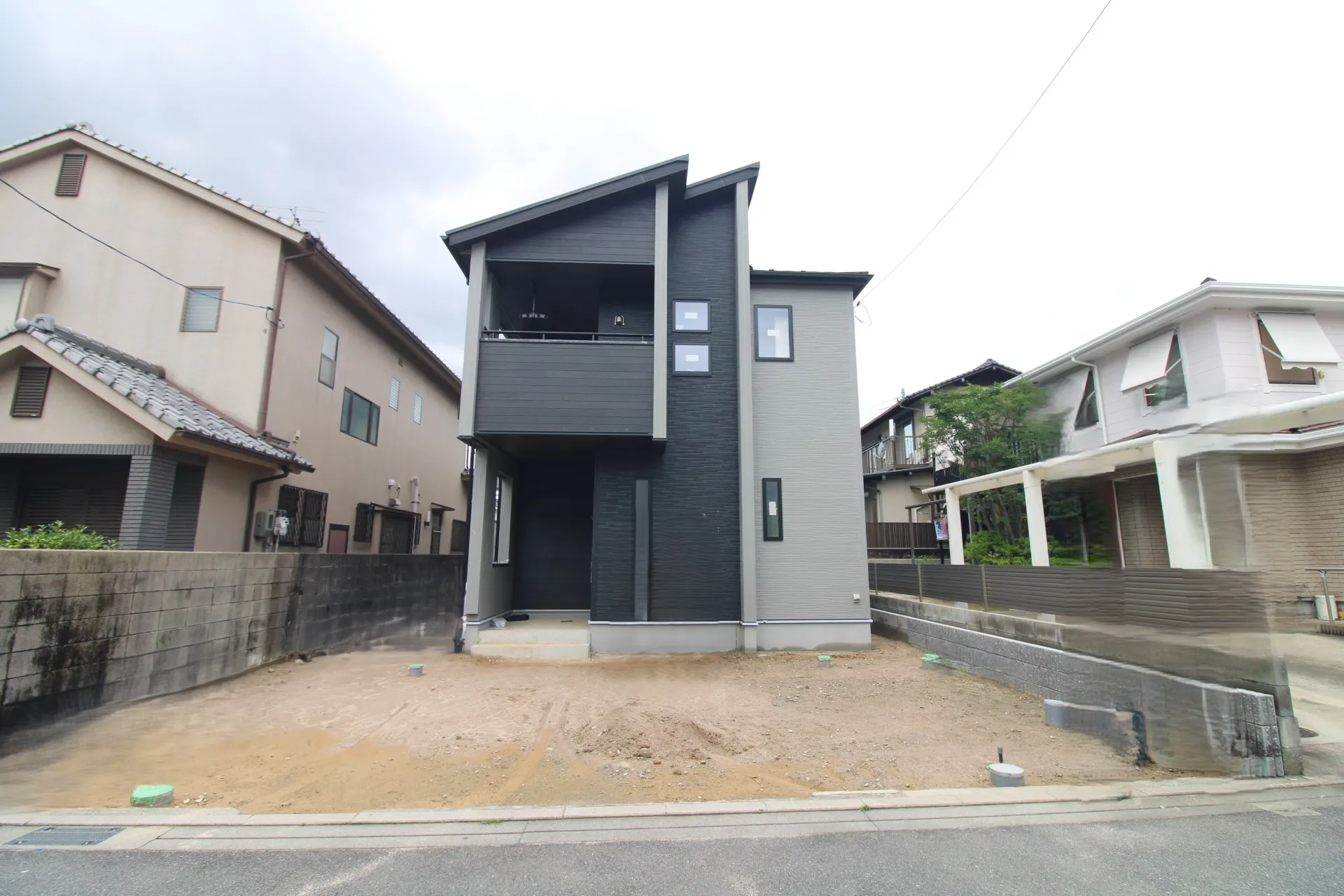 前面道路から見た外観