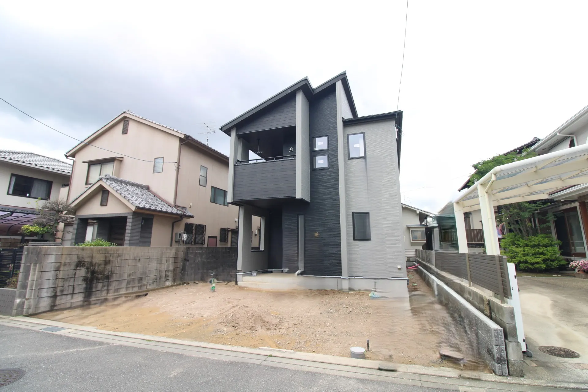 前面道路から見た外観