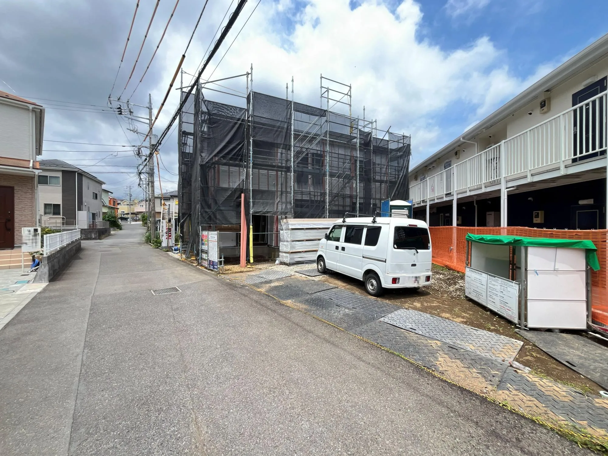 カースペースは3台分ご用意しております。前面道路幅は4mありますので駐車にも困りません。自転車置き場としてもご利用可能となっております。