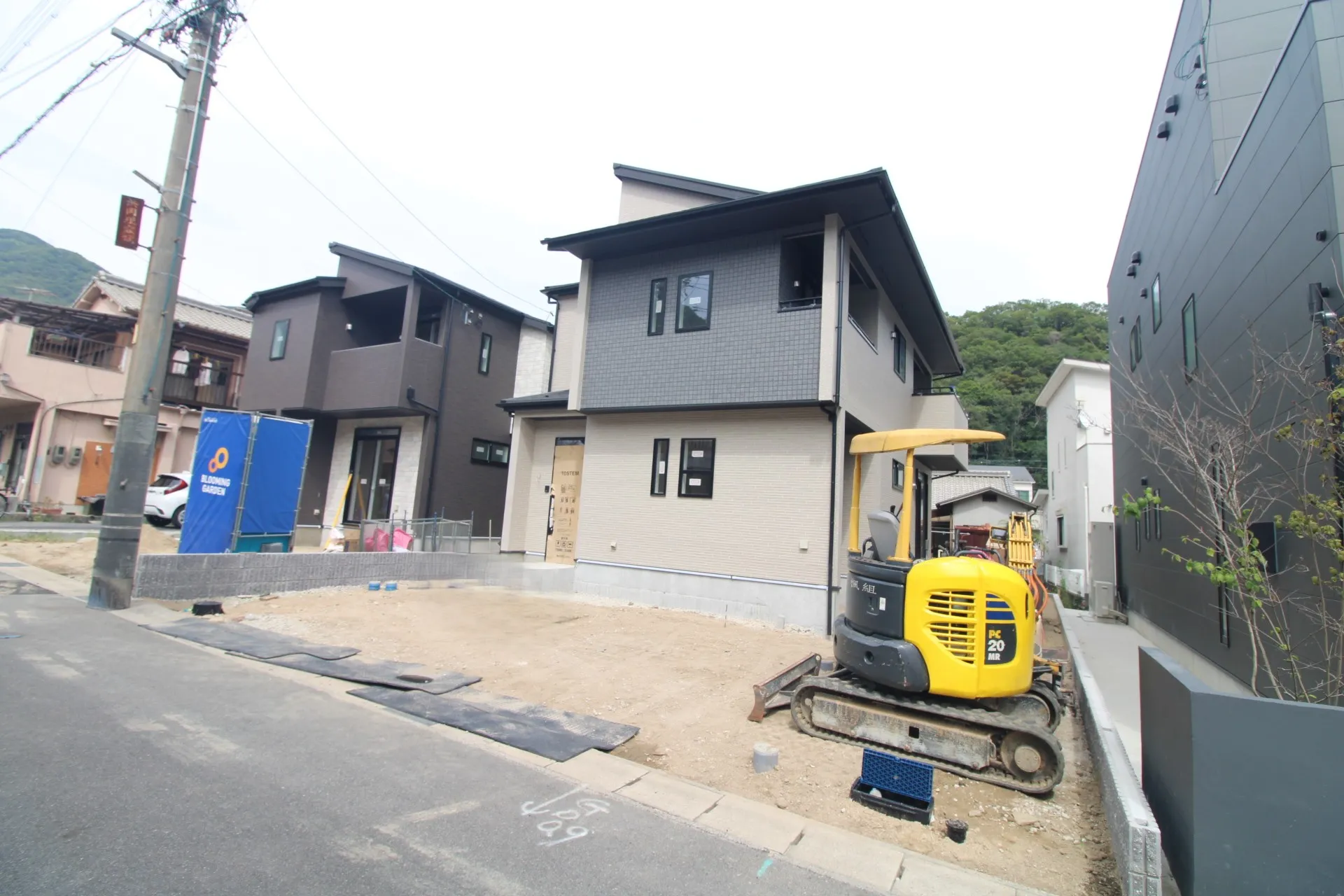 前面道路から見た外観