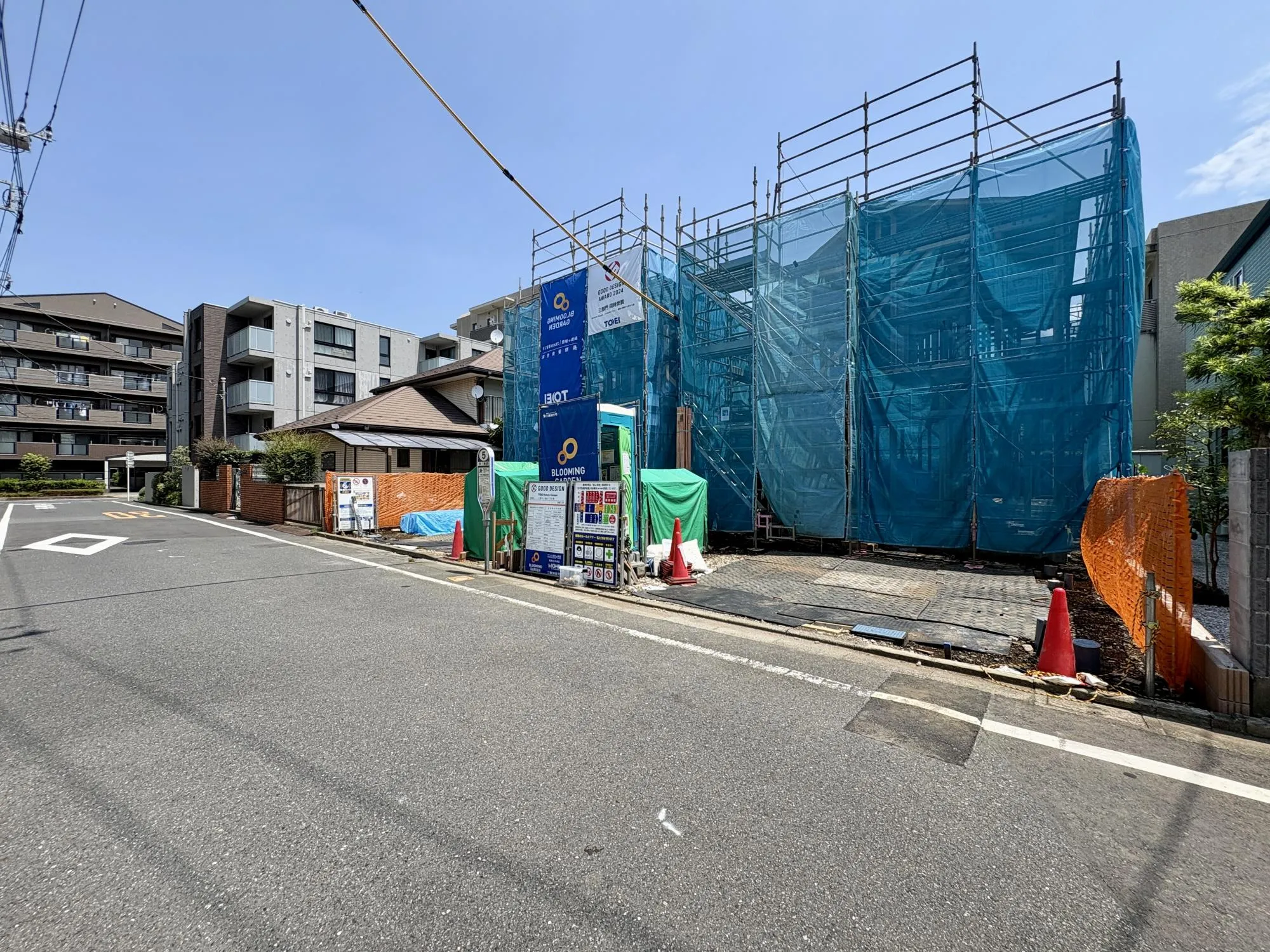 前面道路含む外観写真