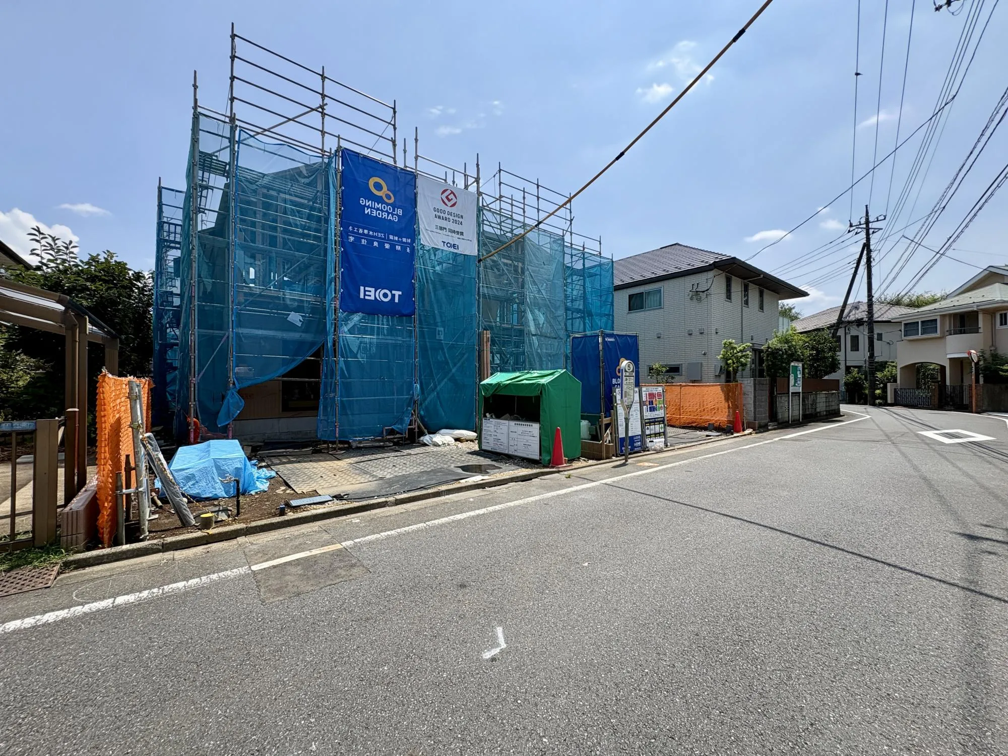 前面道路含む外観写真