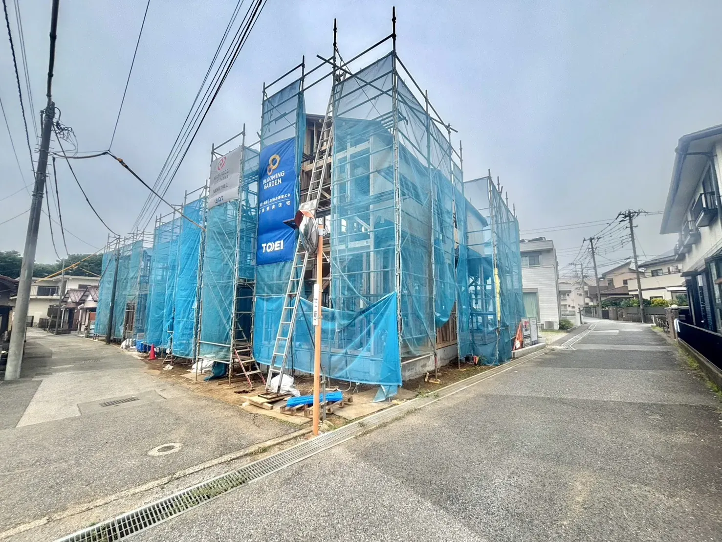 1号棟　前面道路含む現地写真