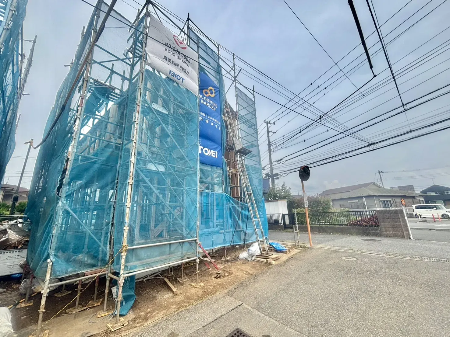 1号棟　前面道路含む現地写真