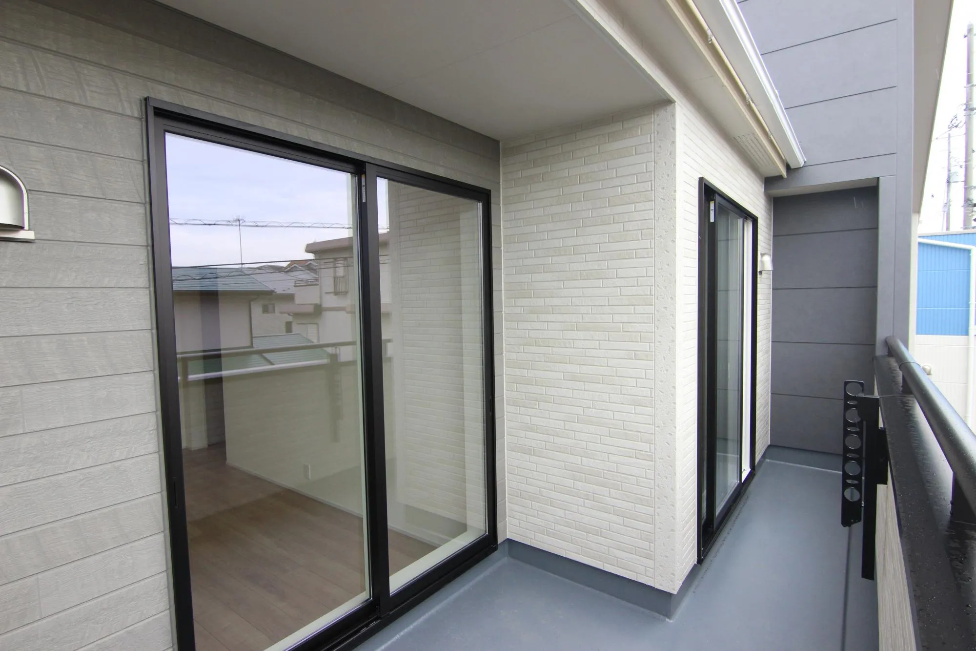 日当たり良好なのはもちろん、主寝室・洋室の2つの窓から出られる仕様で、洗濯物がたくさん干せる広々ワイドバルコニーです