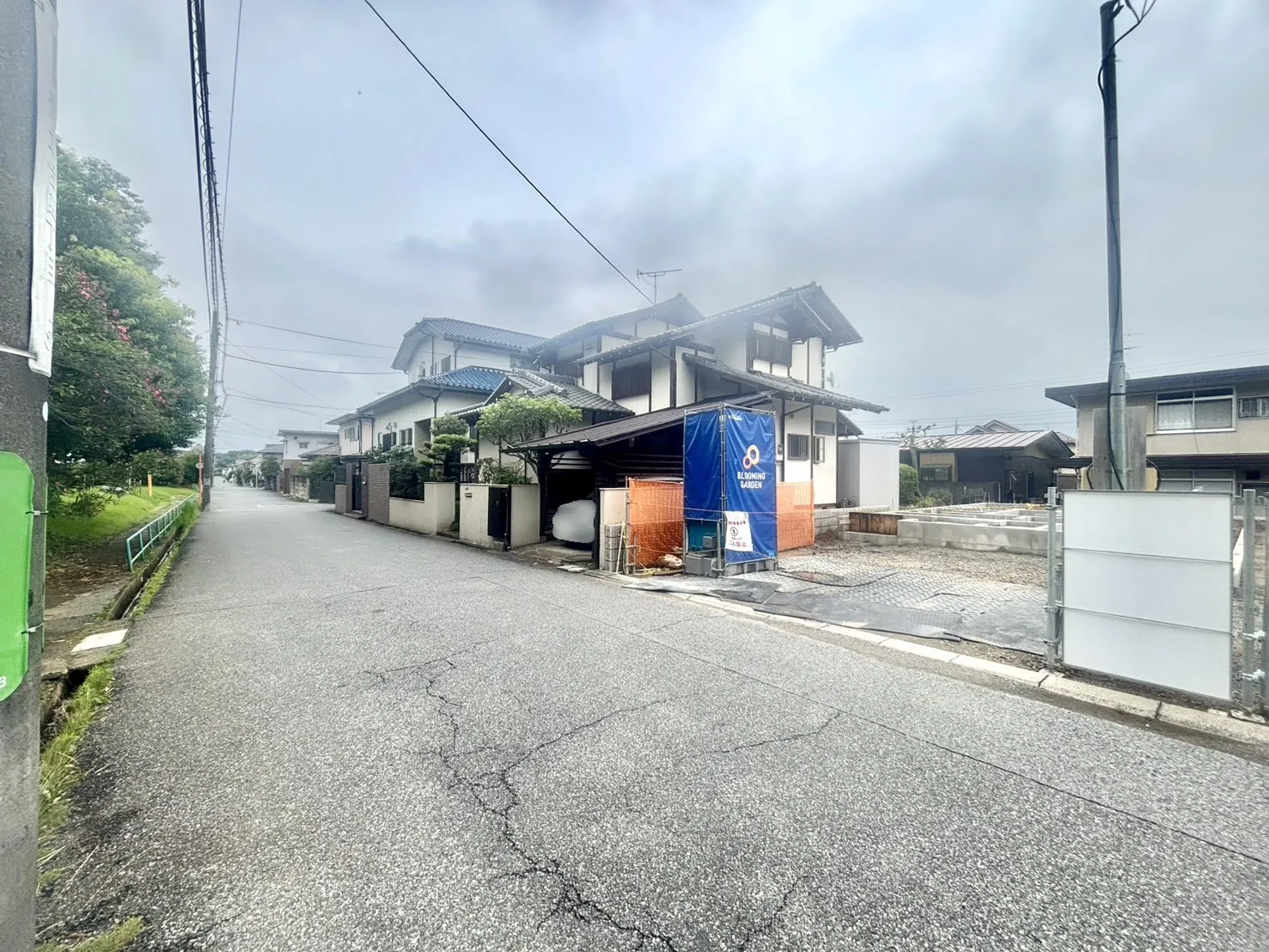 2号棟 前面道路含む現地写真