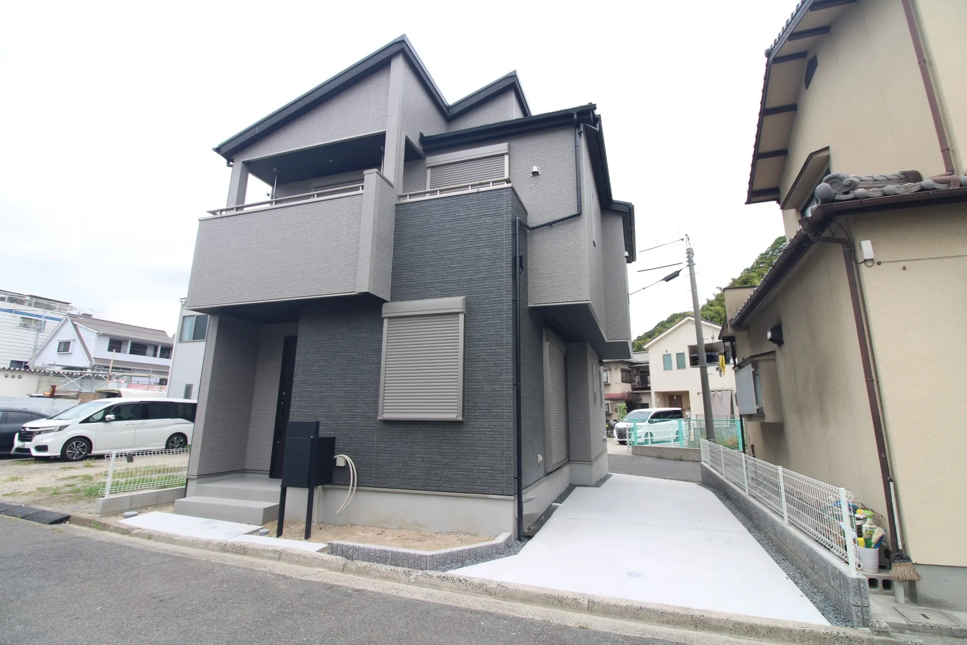 前面道路から見た外観