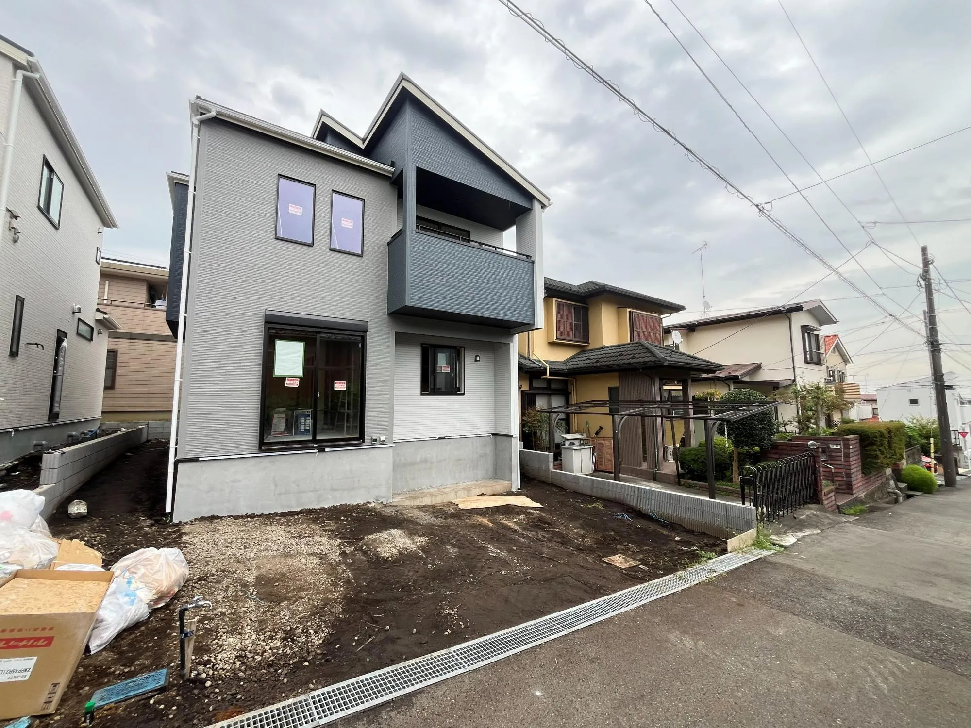 閑静な住宅街に佇む新築2棟