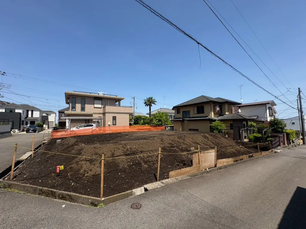 日当たり良好なリビングに1号棟には折上天井、2号棟には上部吹き抜けを採用しているため、開放感のある物件となっております。