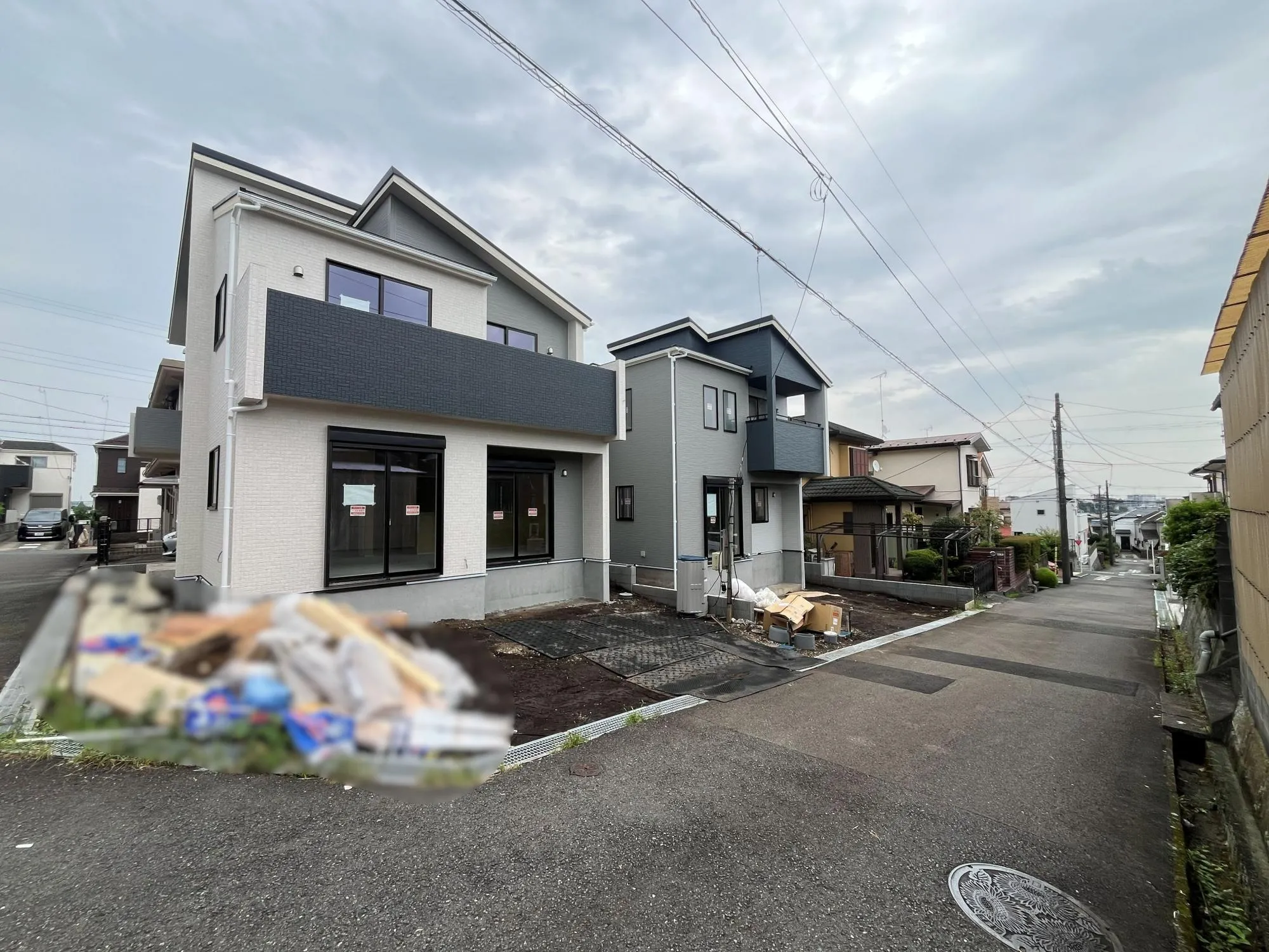 日当たり良好なリビングに1号棟には折上天井、2号棟には上部吹き抜けを採用しているため、開放感のある物件となっております。