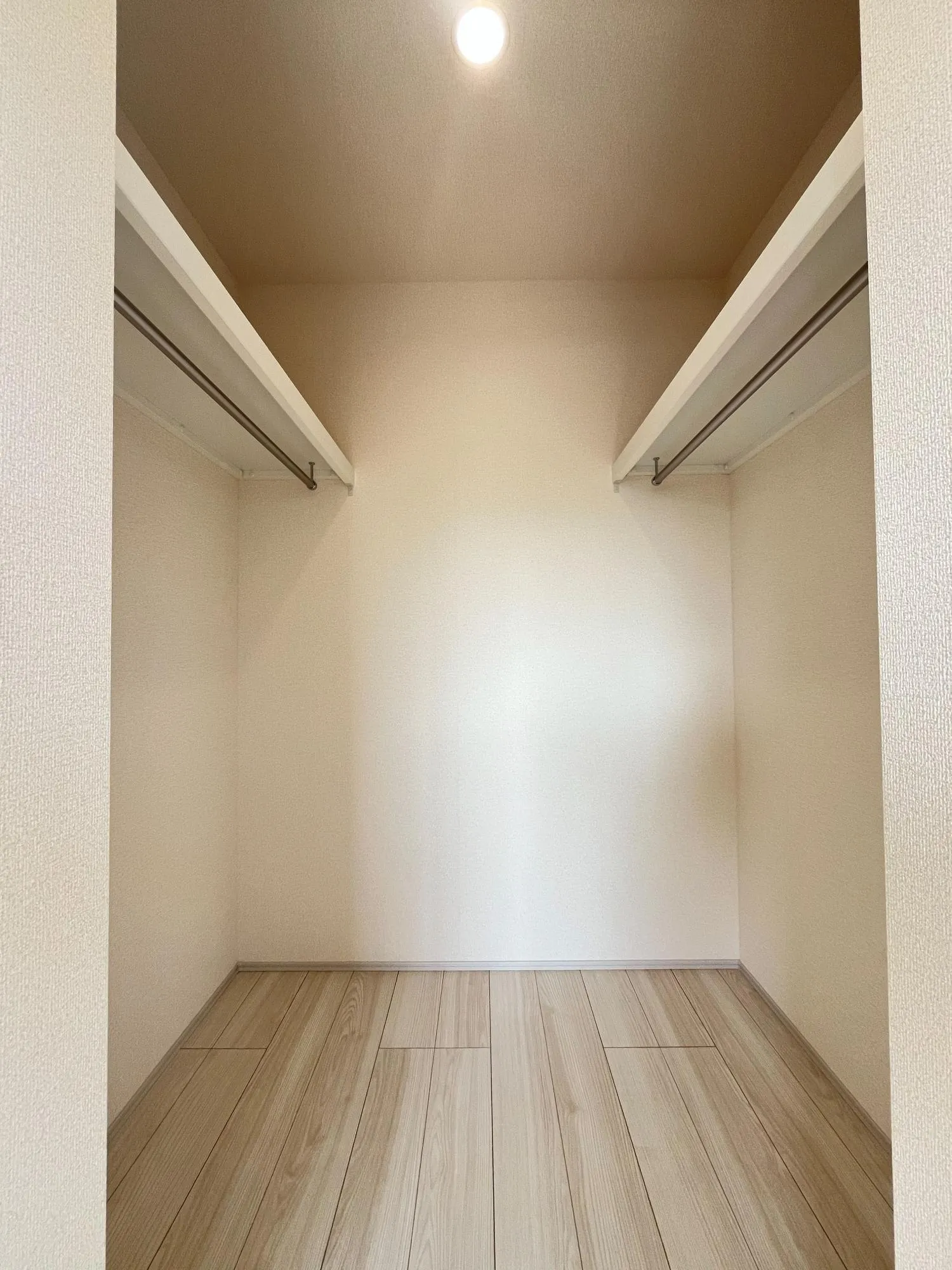 ウォークインクローゼットは収納力があり部屋の中がスッキリします。
