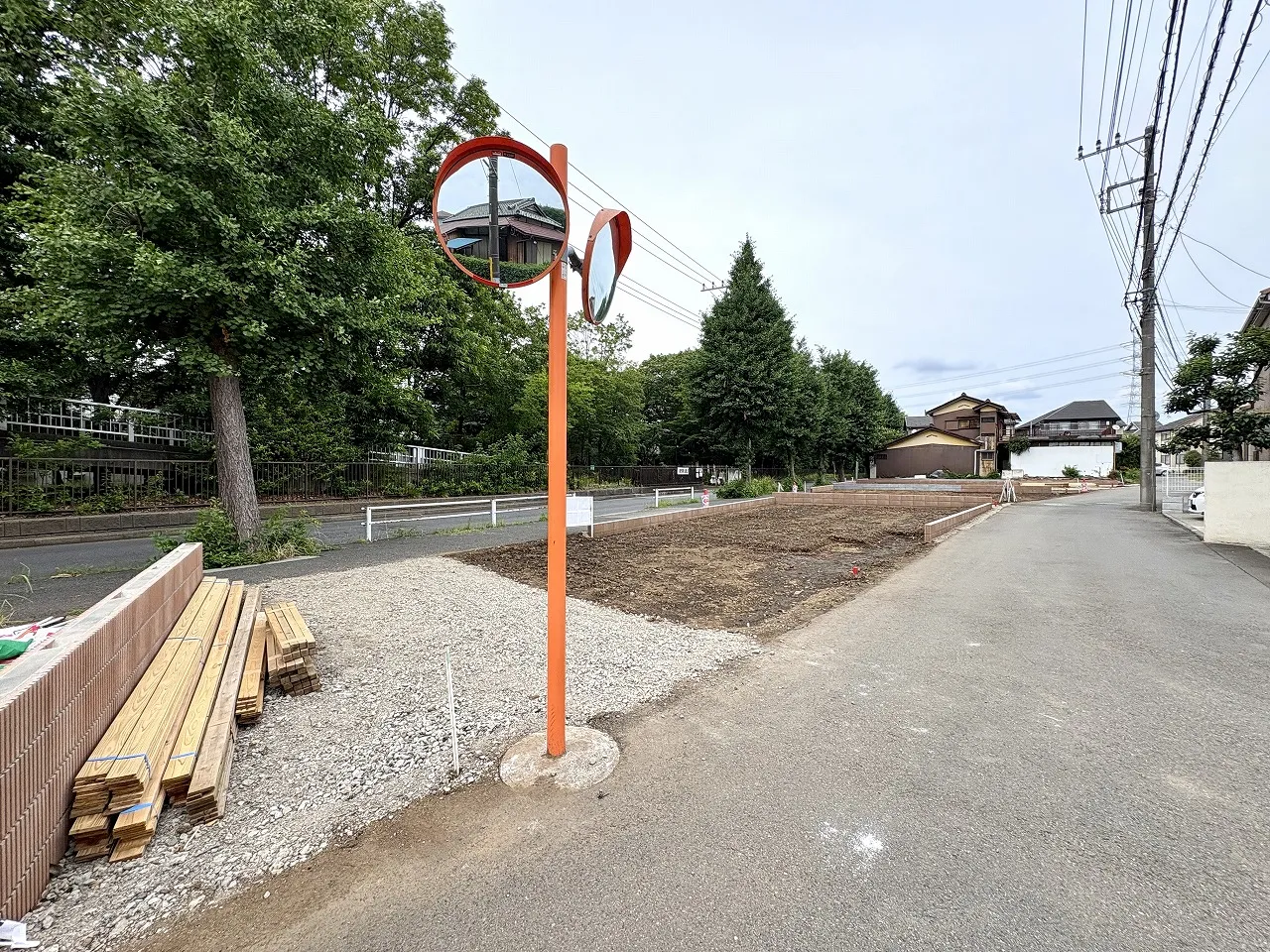 【前面道路含む現地写真】