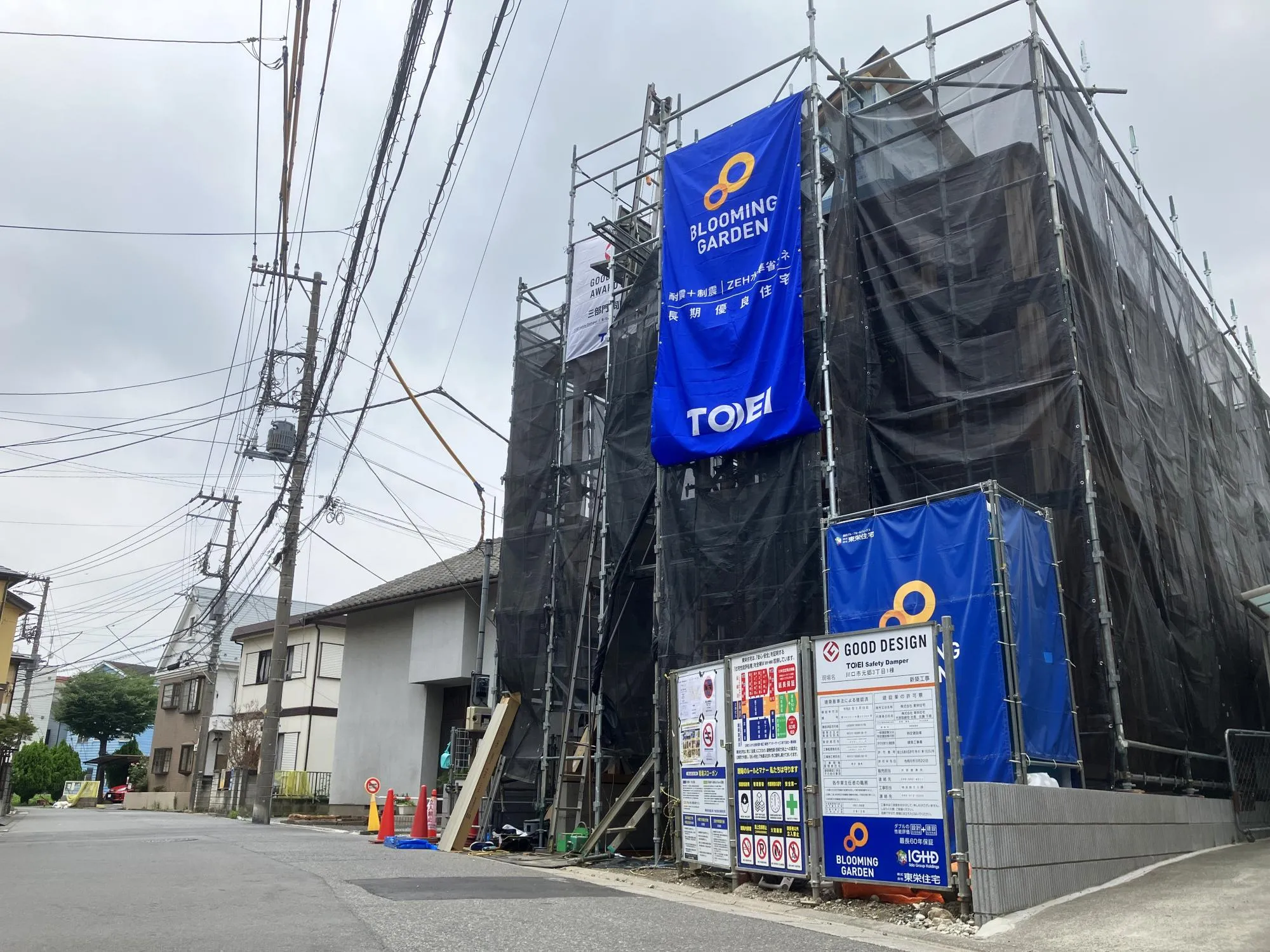 【外観写真】陽当たり良好な角地に位置する新築分譲住宅。開放感と通風の良さを兼ね備えた、快適な住環境が魅力です。
