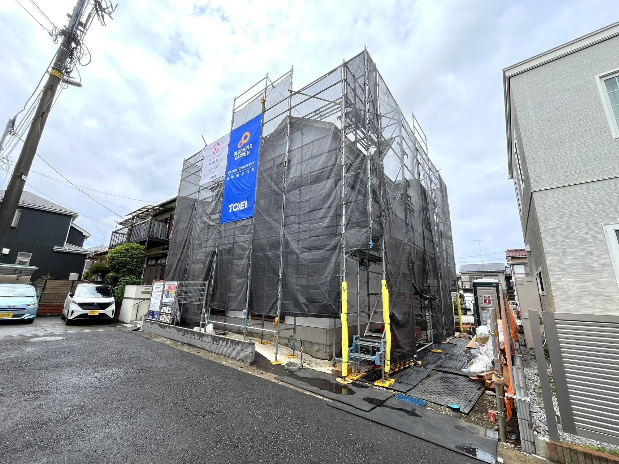 落ち着いた生活道路に面した物件。車通りが少ないため、小さなお子様がいるご家庭にも安心。駐車もスムーズに行えます。