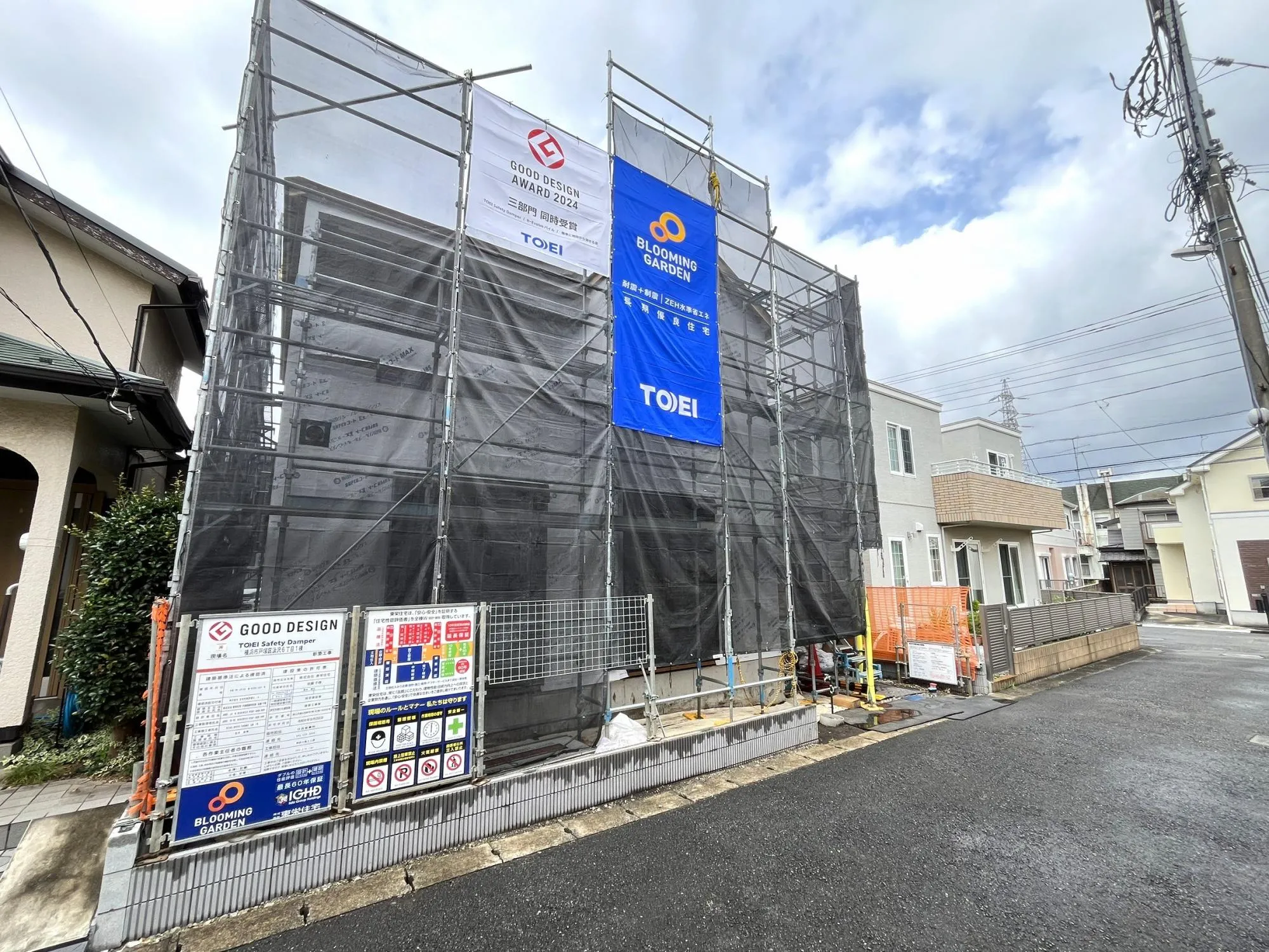 周辺は居住者のみの利用のため交通量が少なく、車の出入りもスムーズに行えます。静けさと安心を両立した住まい。