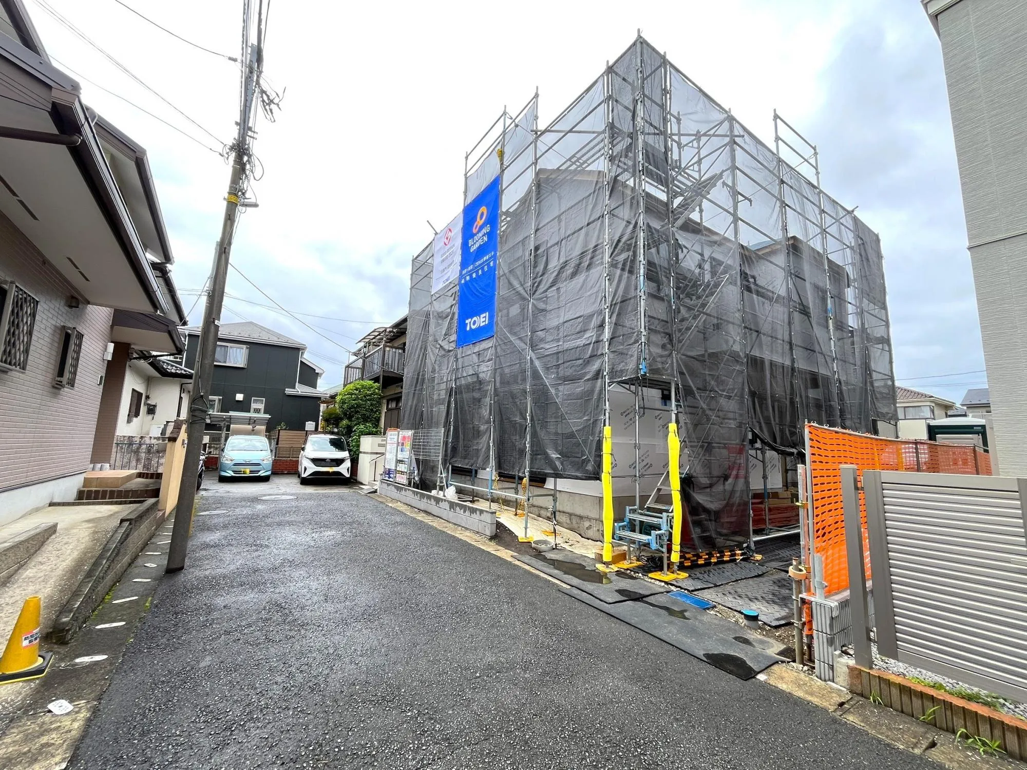 落ち着いた生活道路に面した物件。車通りが少ないため、小さなお子様がいるご家庭にも安心。駐車もスムーズに行えます。