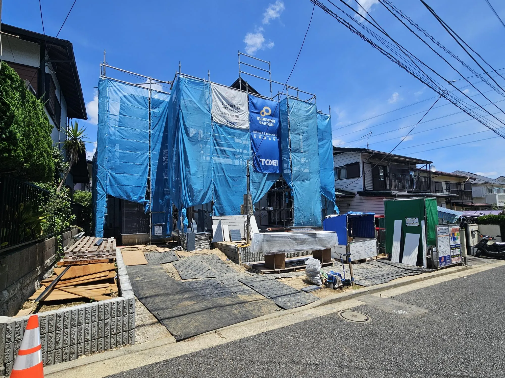 販売現地(R8.7.19)
南西道路のため日当たり良好!
広い庭付きでカースペースも充実したゆとりある敷地です♪