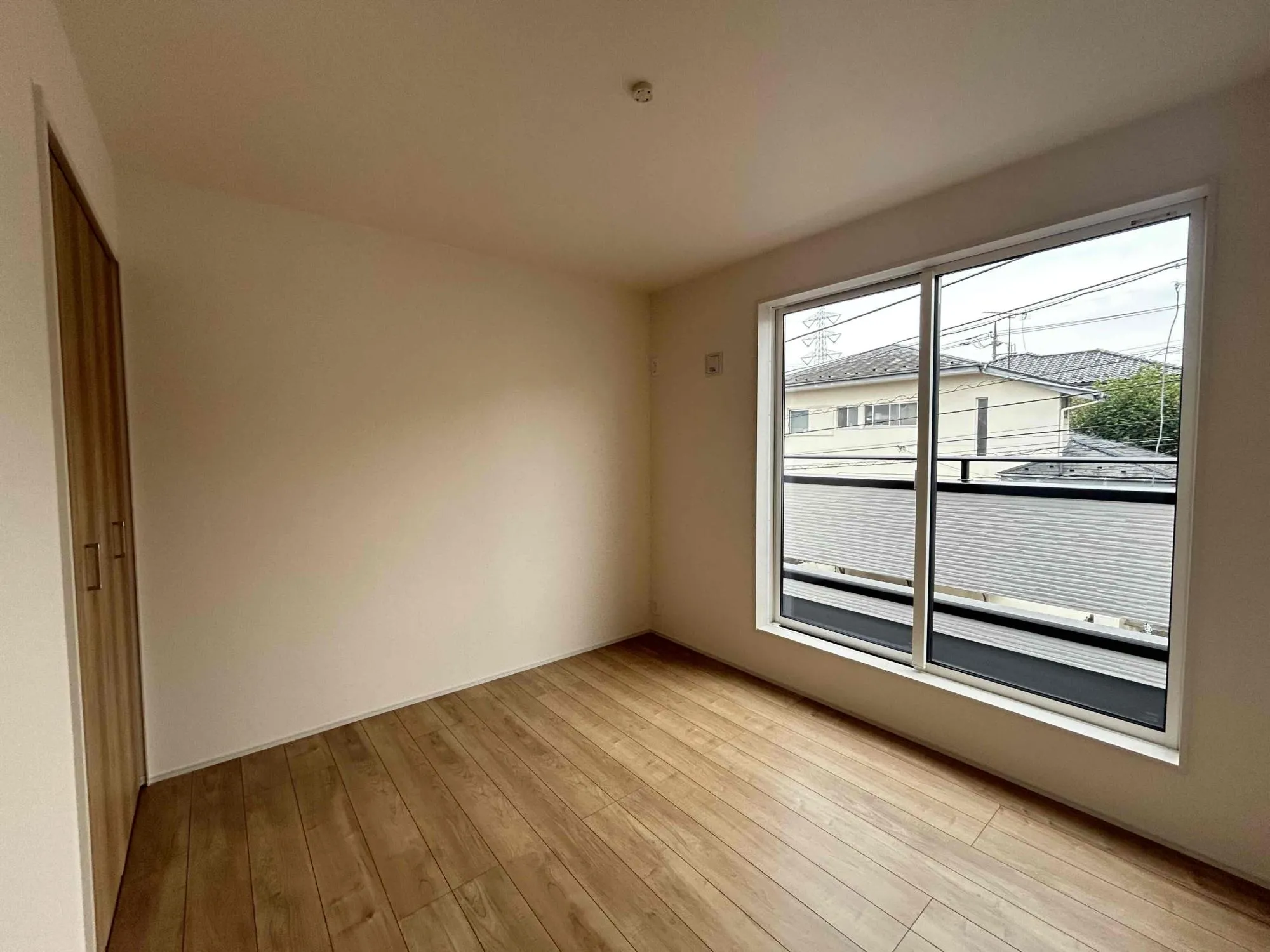 洋室①(5.25帖)
採光、通風が心地よいお部屋です。どんな用途でも心地よくお使いいただけるようなデザインになっています♪