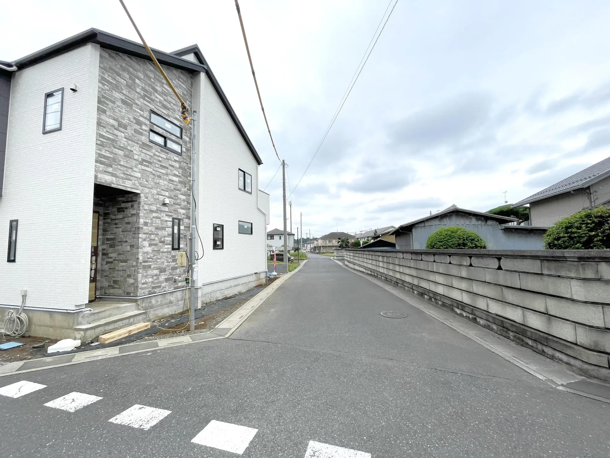【外観写真】2部屋から出入り可能なワイドバルコニーを採用。洗濯物やお布団もゆったりと干せる設計です。
