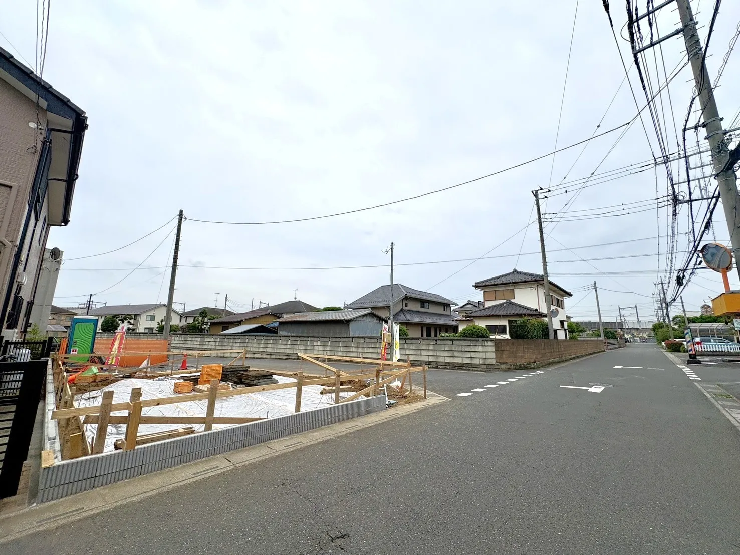 【外観写真】太陽光パネルを標準搭載した省エネ住宅。環境にも家計にもやさしく、これからの暮らしをサポートします。