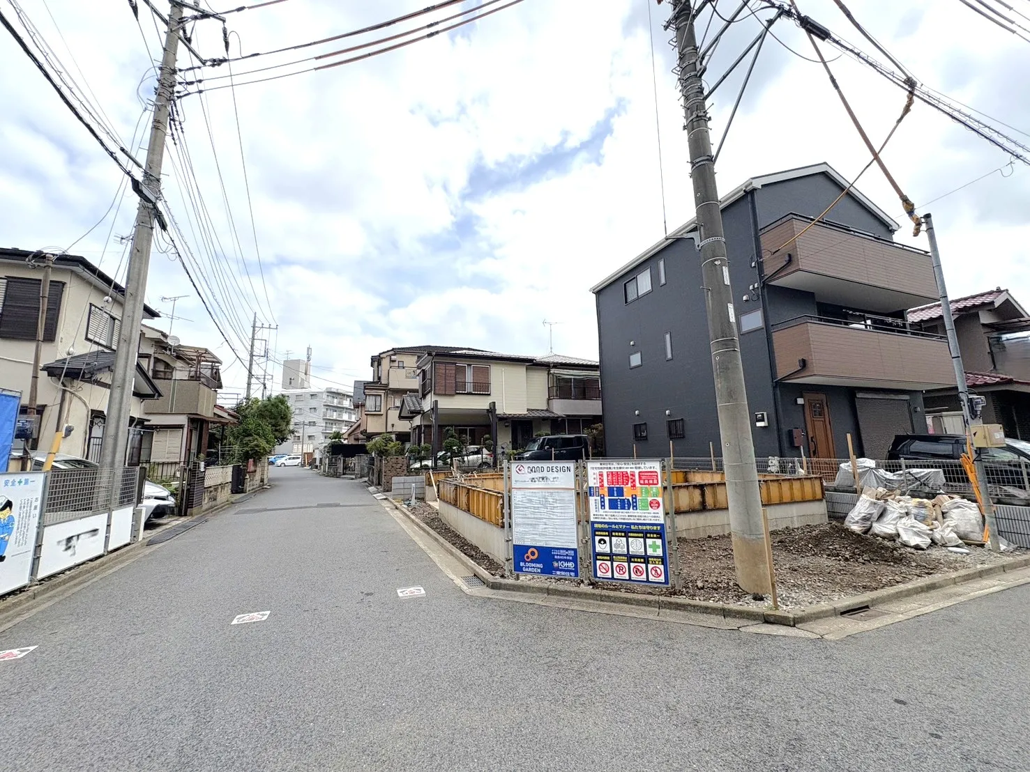 【外観写真】南西・北東の角地に位置する新築分譲住宅。陽当たりと風通しに恵まれた、開放感あふれる住まいです!
