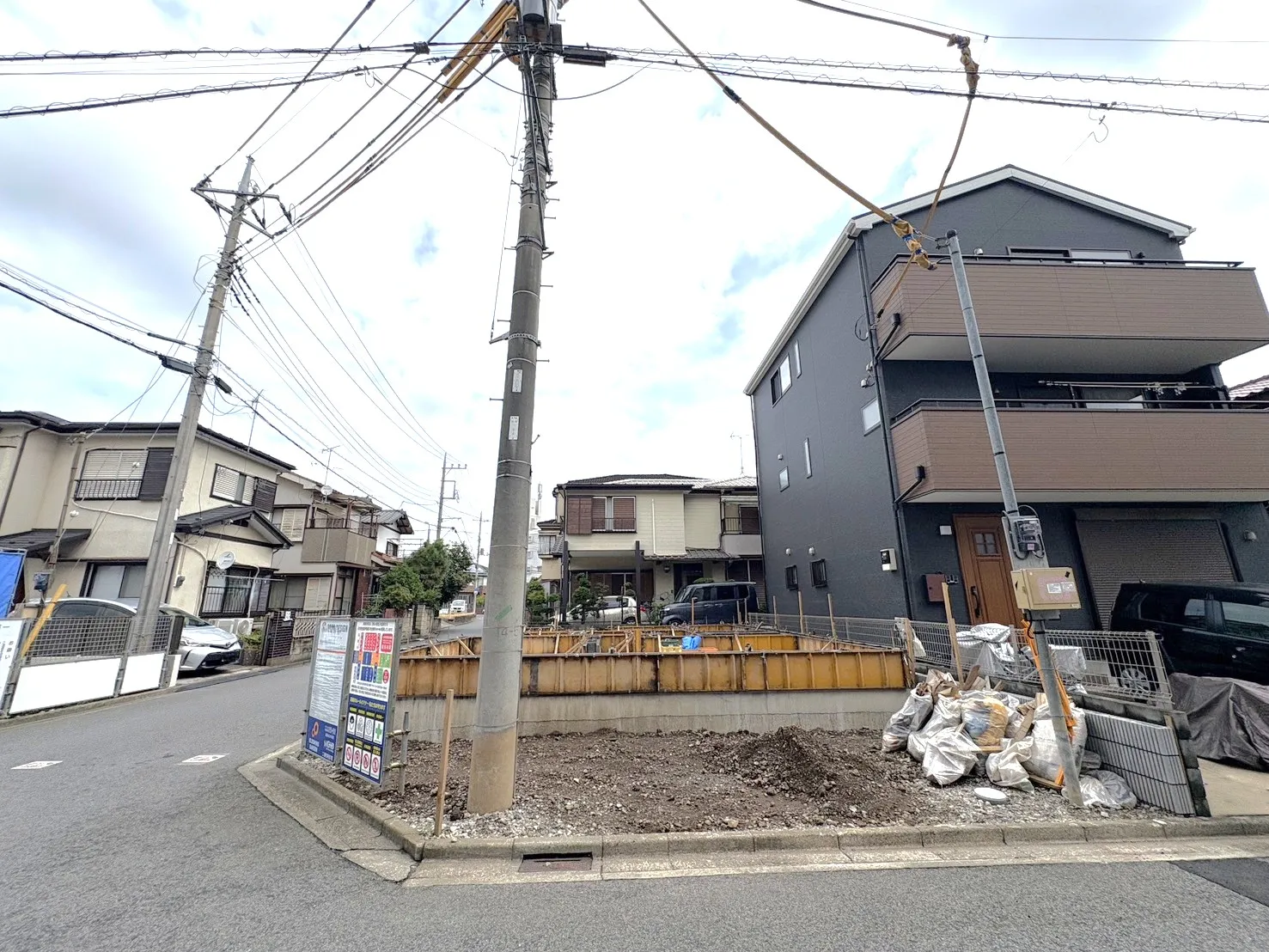 【外観写真】イオンスタイル川口やドラッグストア、コンビニ、公園が徒歩圏内。お買い物も休日のお出かけも身近に揃う便利なロケーションです♪
