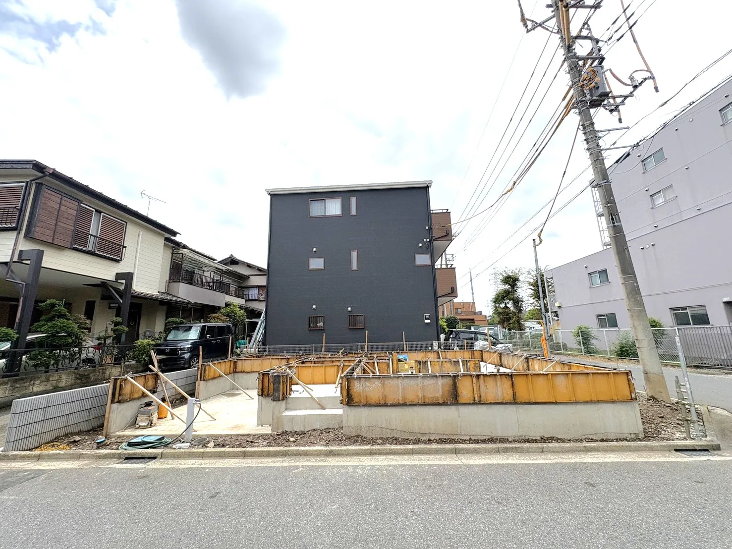 【外観写真】全居室に収納を確保し、ウォークインクローゼットを4か所設置。季節用品やお子さまの成長とともに増える荷物もすっきり収納できます♬