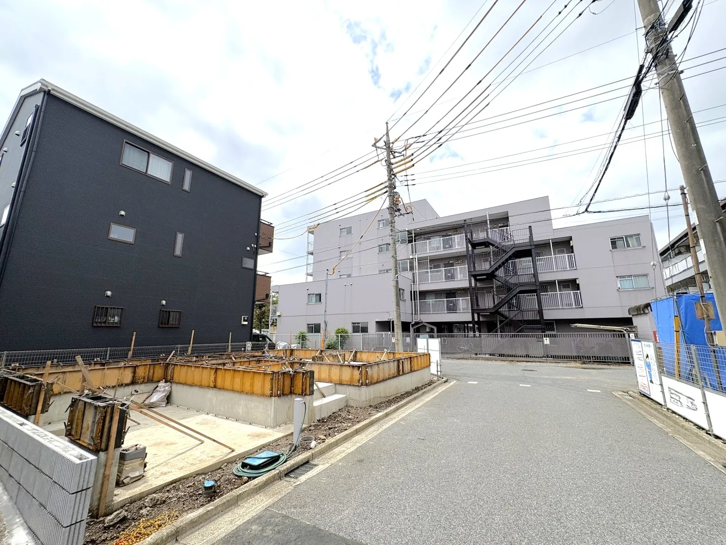 【外観写真】ビルトインガレージや室内物干し、ワイドバルコニーを採用。4LDK可変型プランで、ご家族のライフスタイルの変化にも柔軟に対応します。