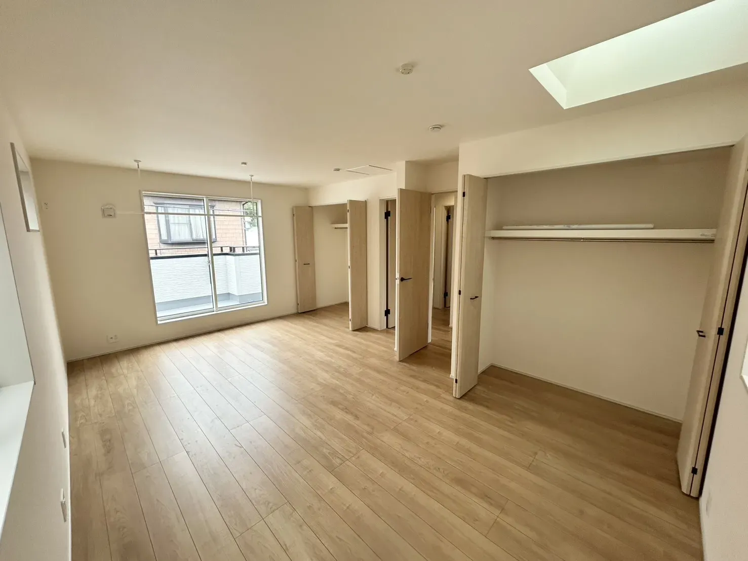 将来のライフスタイルに合わせて2部屋にできる可変型洋室