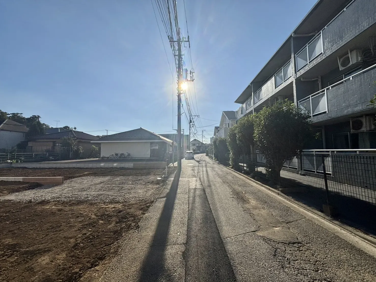 現地前面道路写真(2026/10/8撮影)
