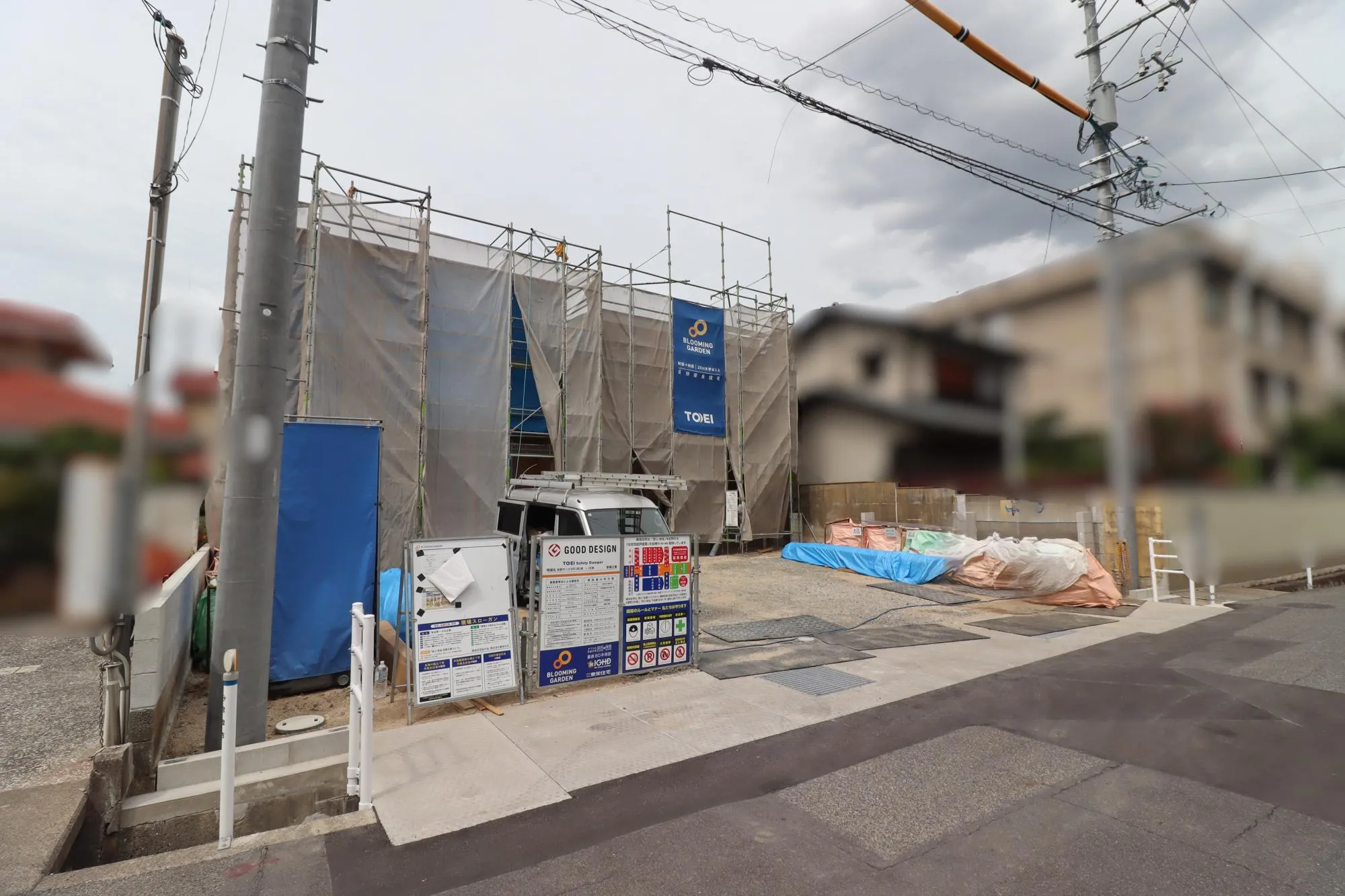 【上棟後現地写真:左1号棟/右2号棟】