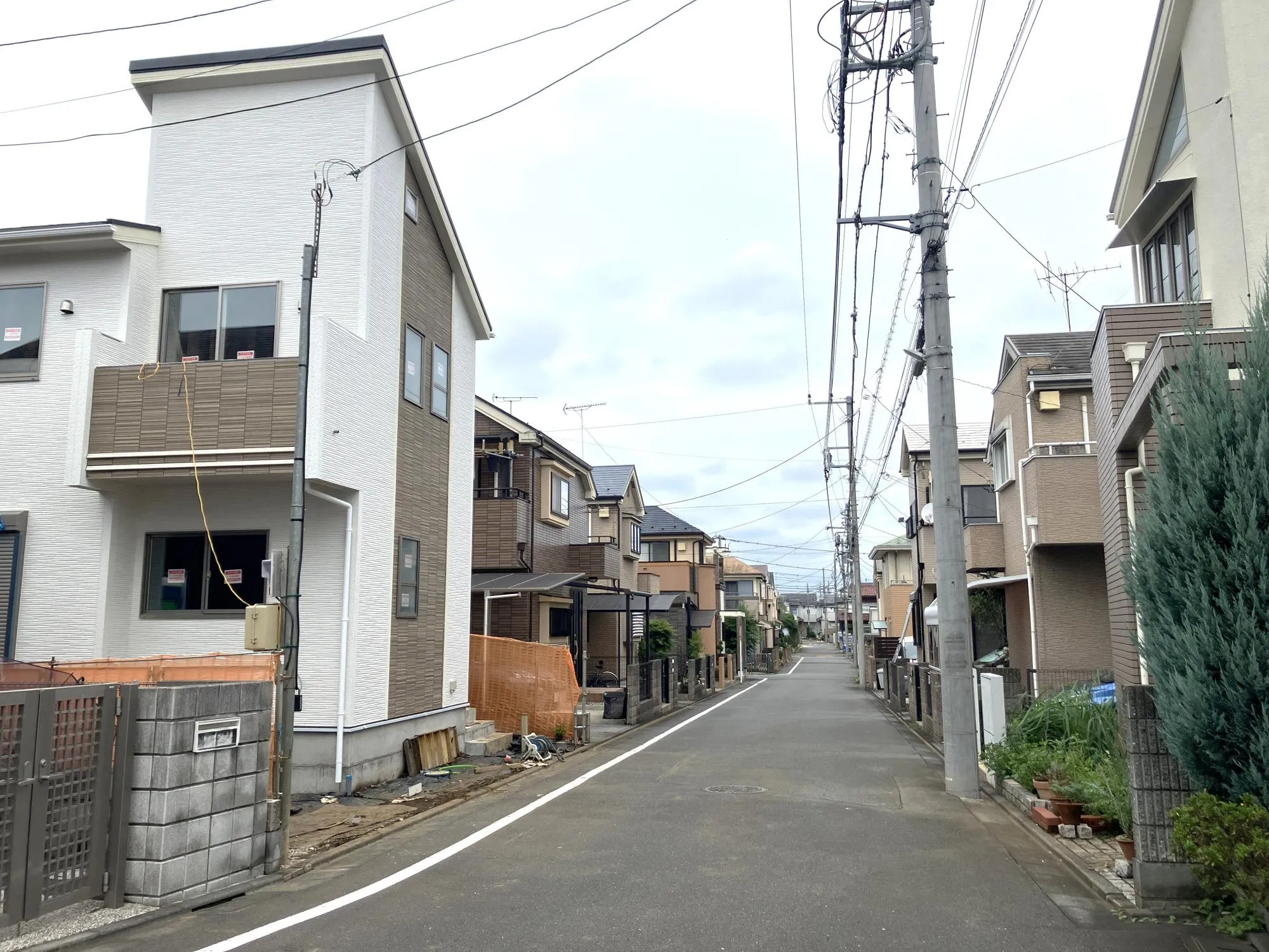 南側道路から見た全面道路と現地写真(2026年9月13日撮影)