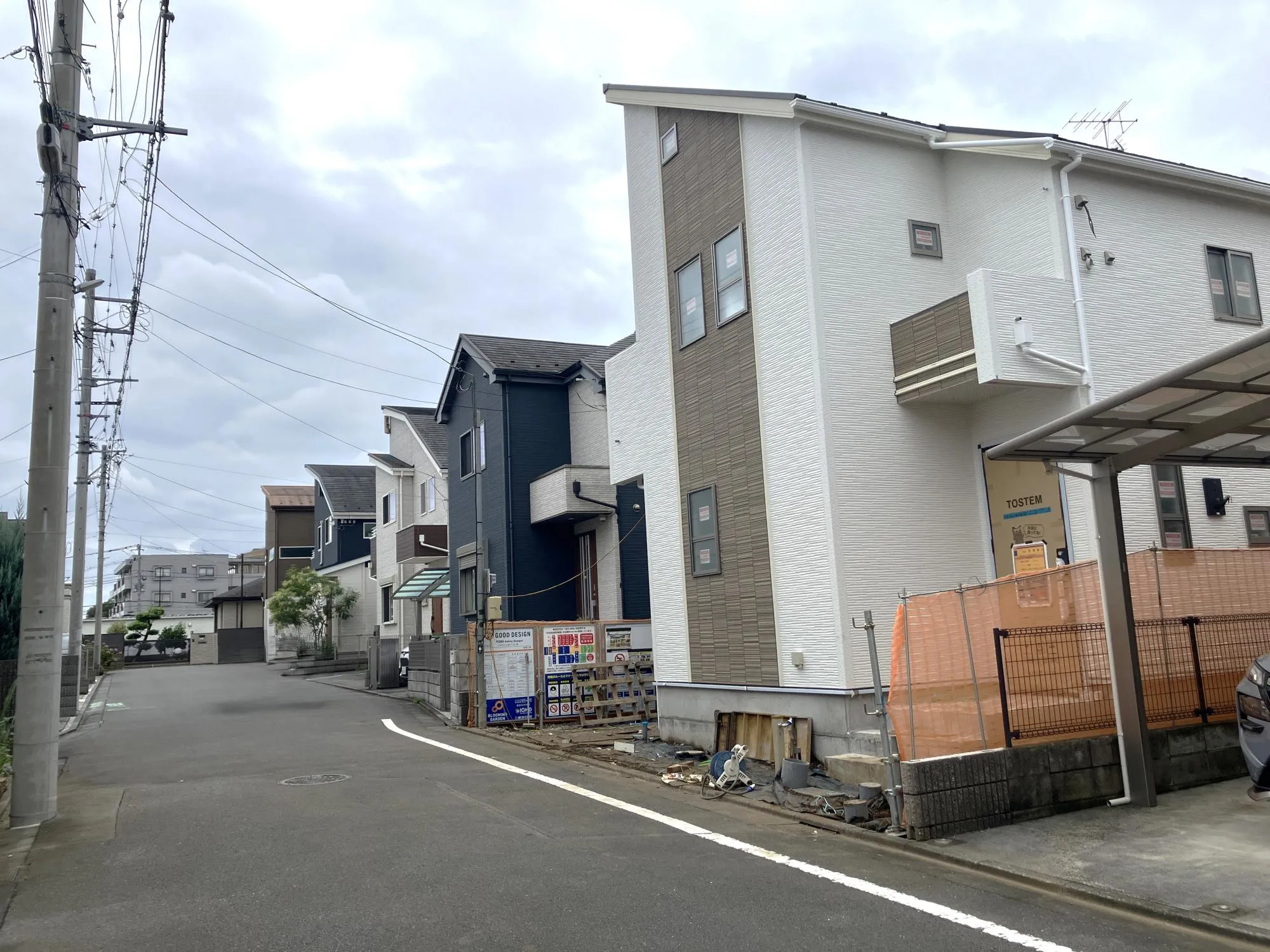 北側道路から見た全面道路と現地写真(2026年9月13日撮影)