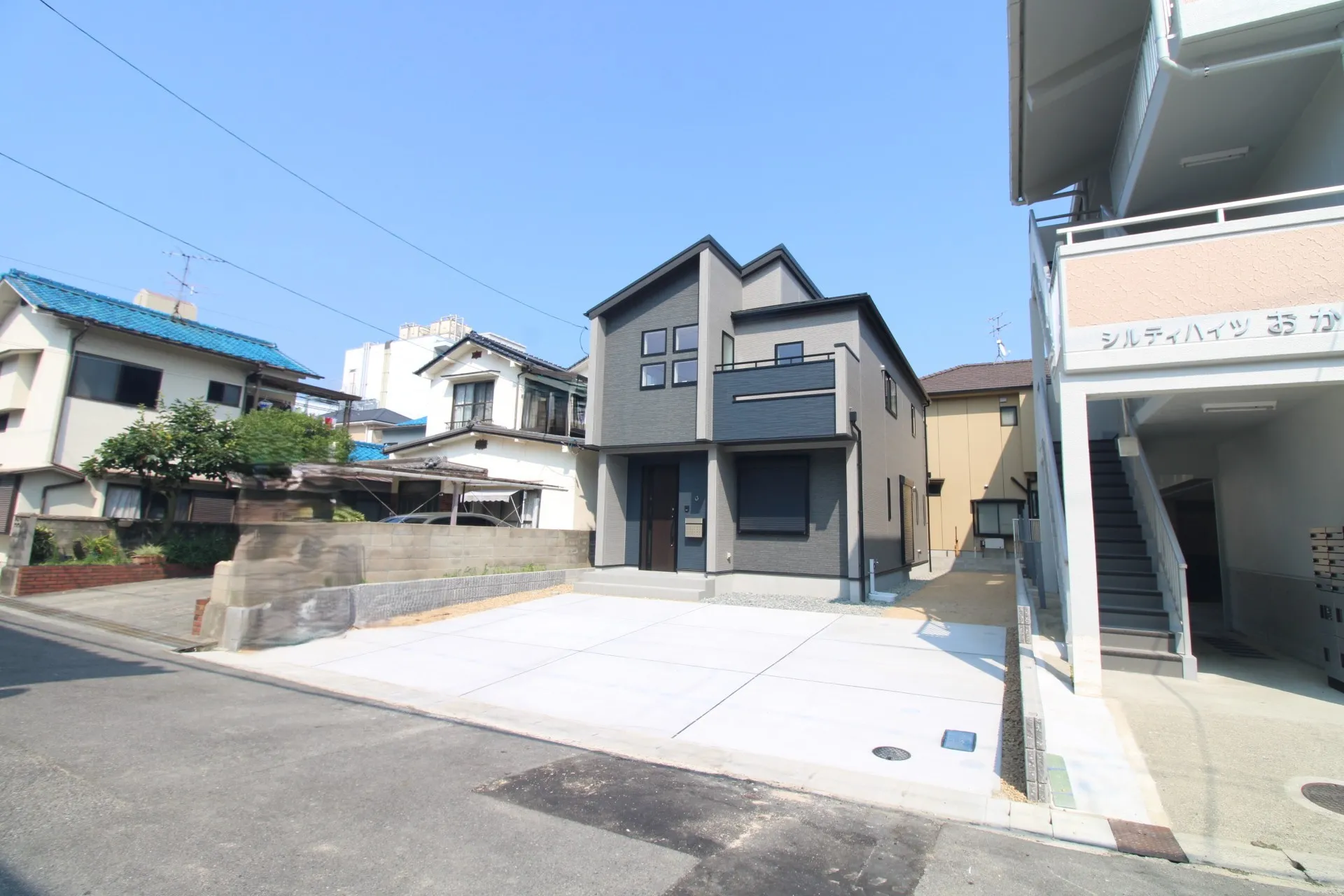 前面道路から見た外観