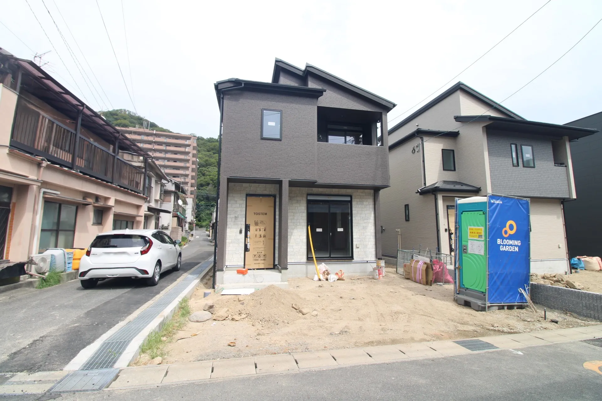 前面道路から見た外観