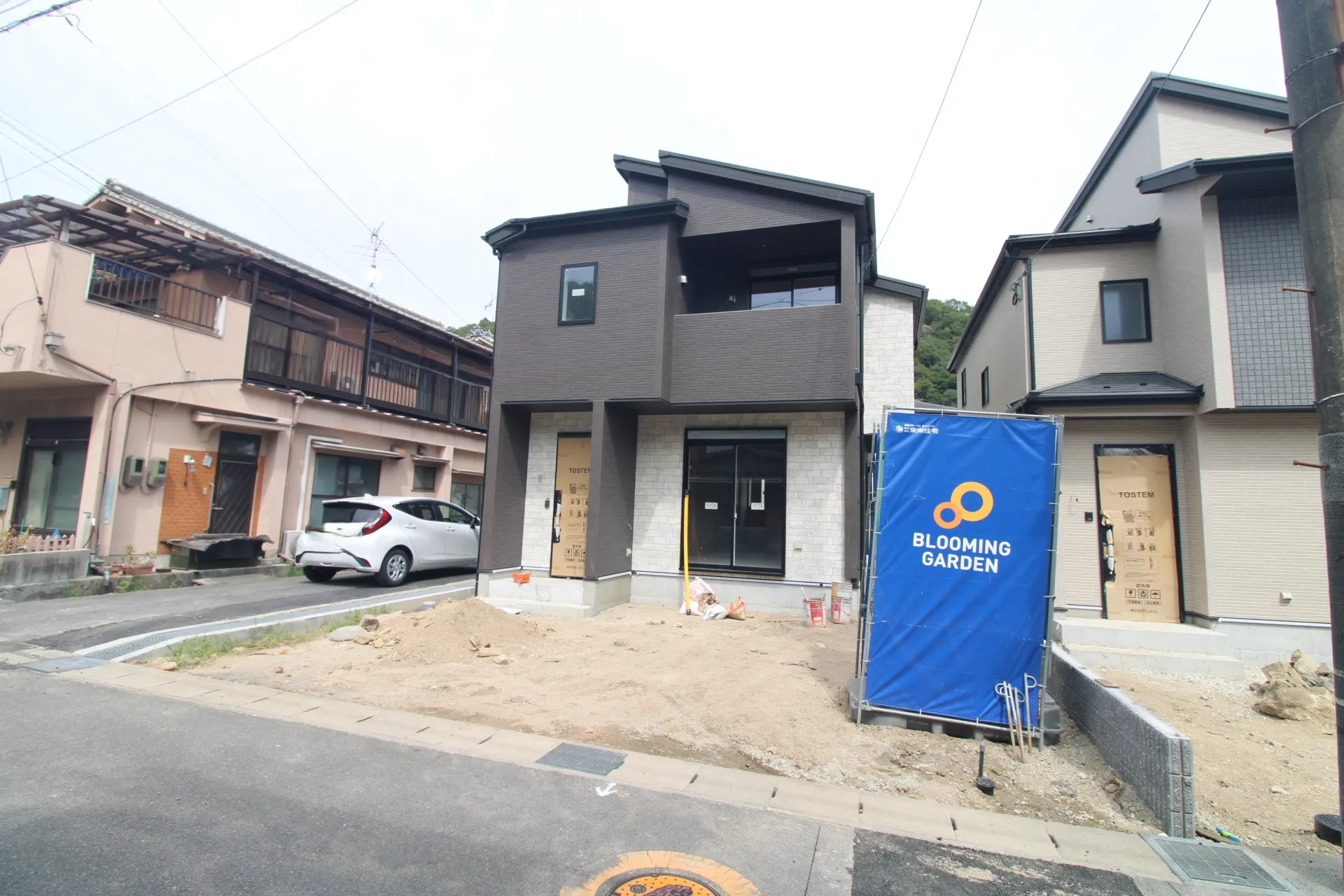 前面道路から見た外観