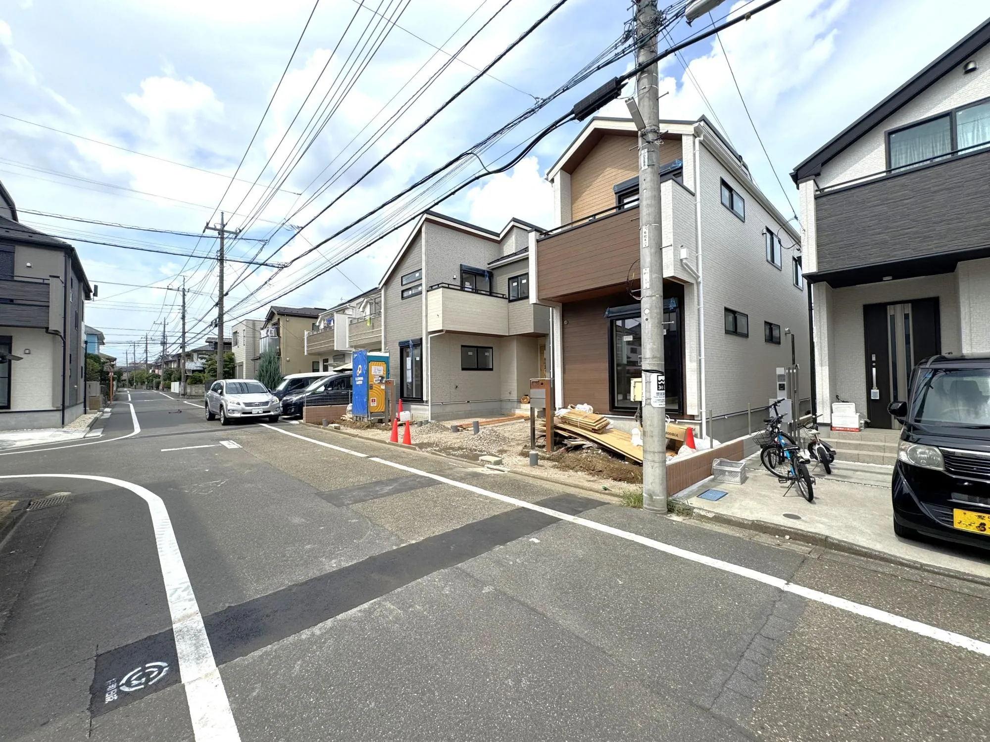 前面道路6mで車の出し入れもスムーズ
