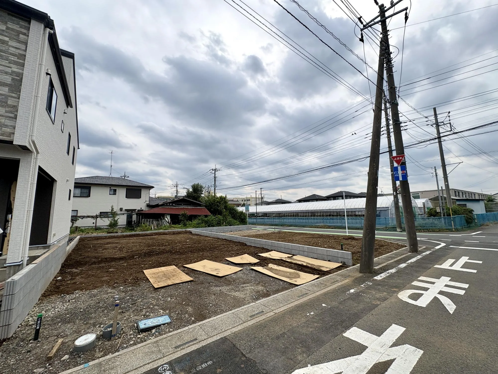 【外観写真】前面道路約6.0mの開放感ある街並み。陽当たりにも恵まれ、ご家族が快適に暮らせる住環境が広がります。