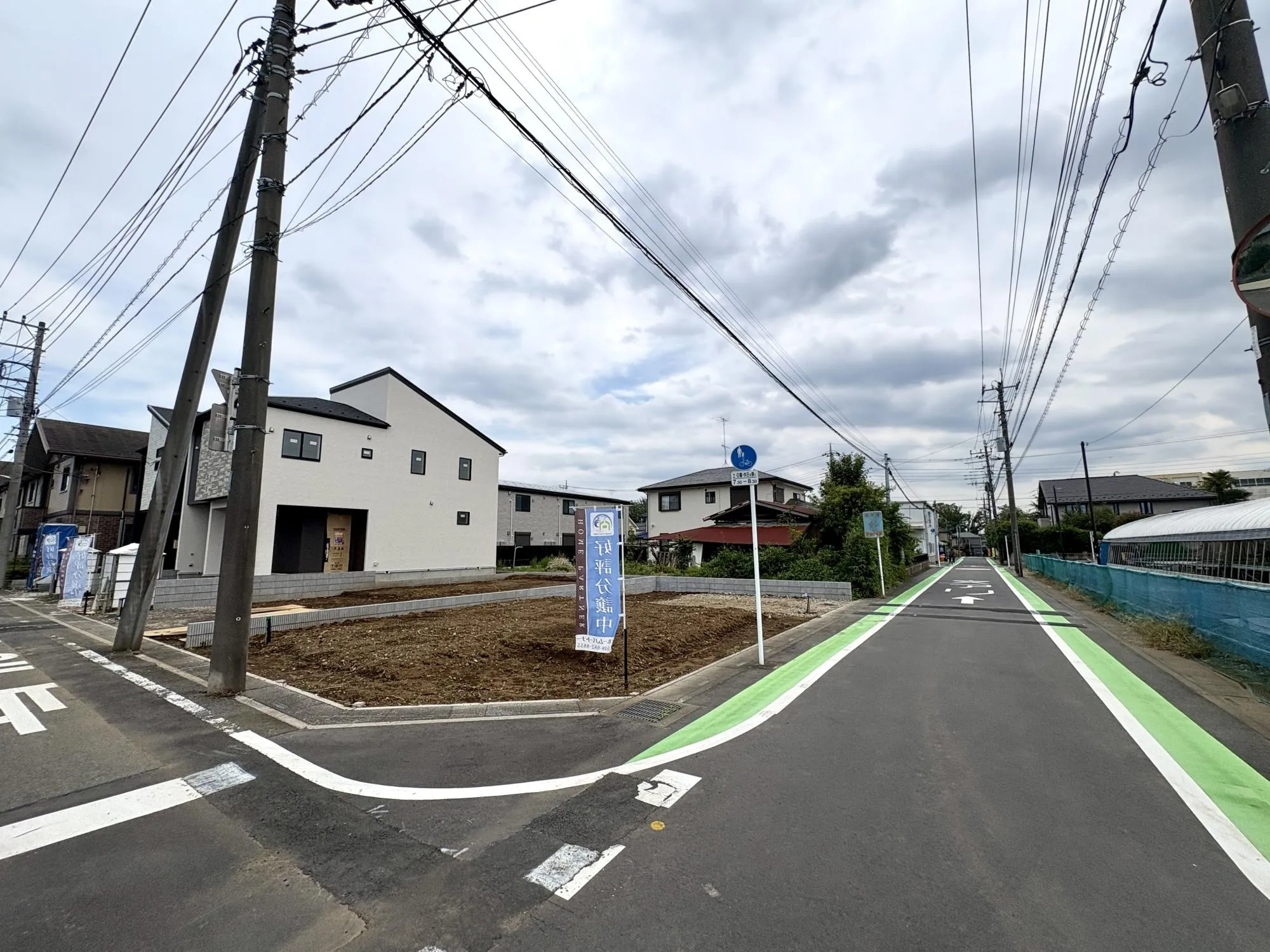 【外観写真】全棟カースペース並列2台分を確保。ご夫婦それぞれがお車を利用するご家庭にも嬉しい住まいです。