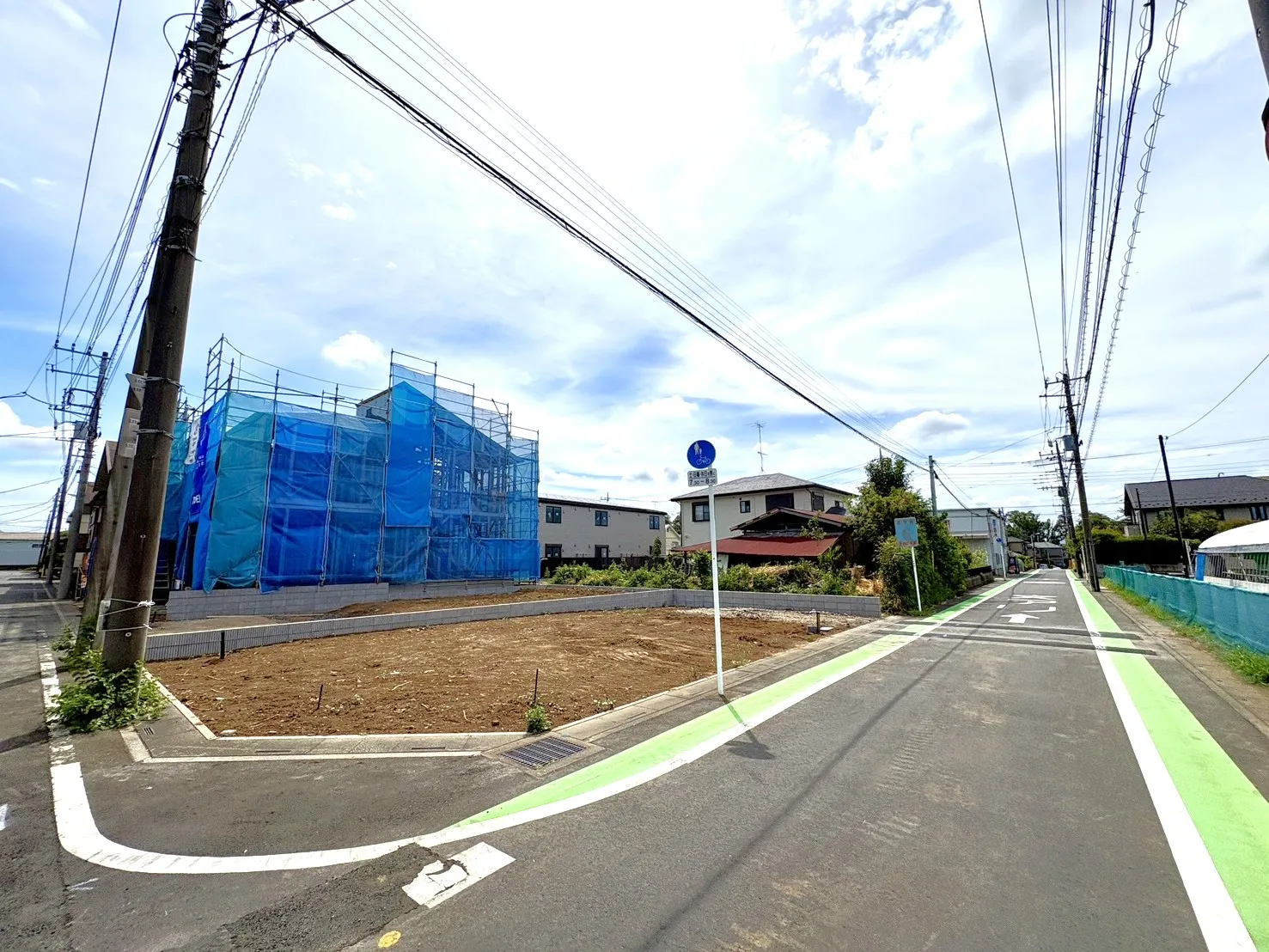 【外観写真】全4棟の新築分譲住宅。前面道路約6.0mに面した開放感のある街並みで、陽当たりにも恵まれた住環境です。