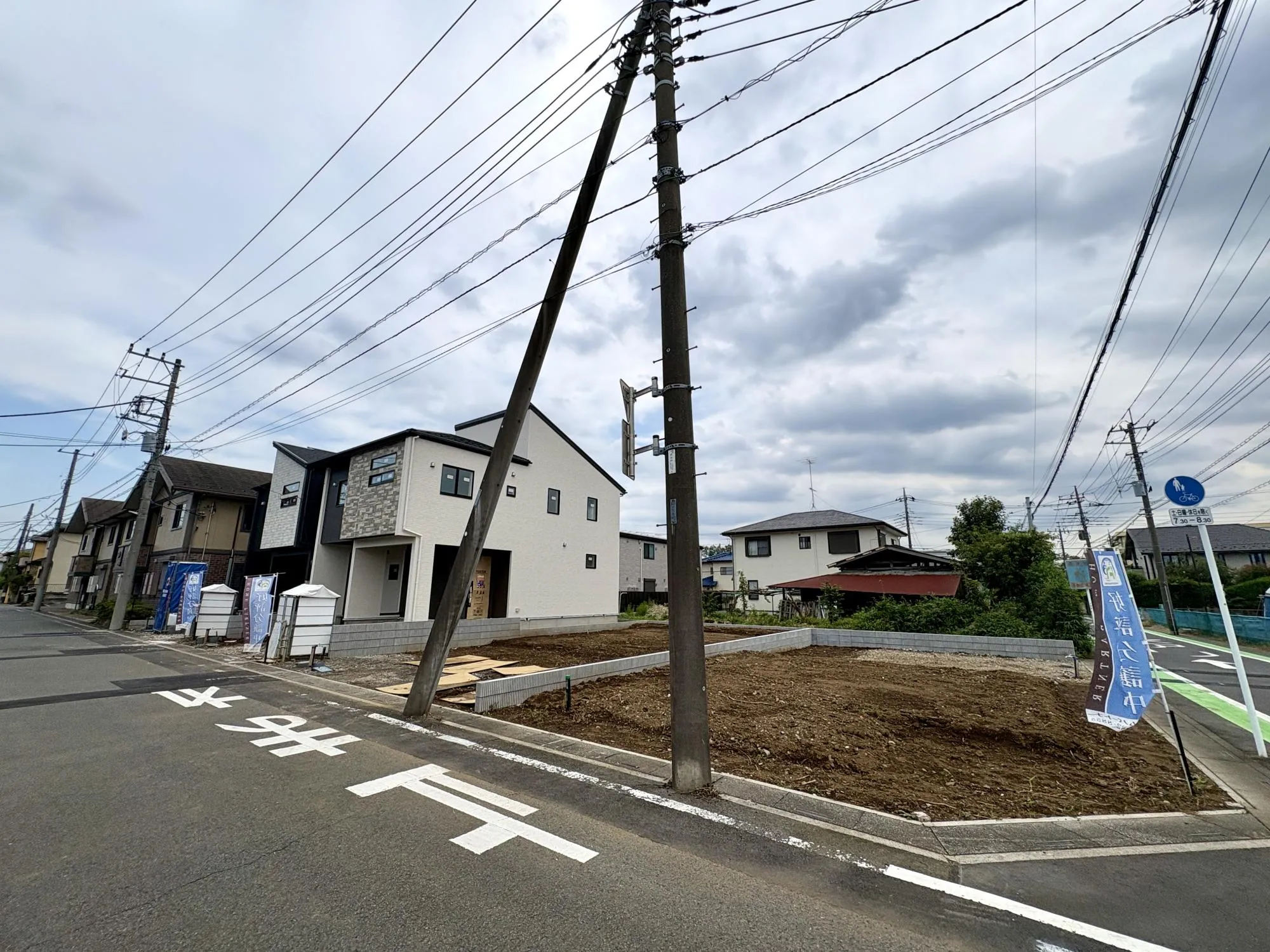 【外観写真】小学校徒歩3分、スーパー徒歩3分。毎日の通学やお買い物が身近に揃う、子育て世帯に嬉しい住環境です。