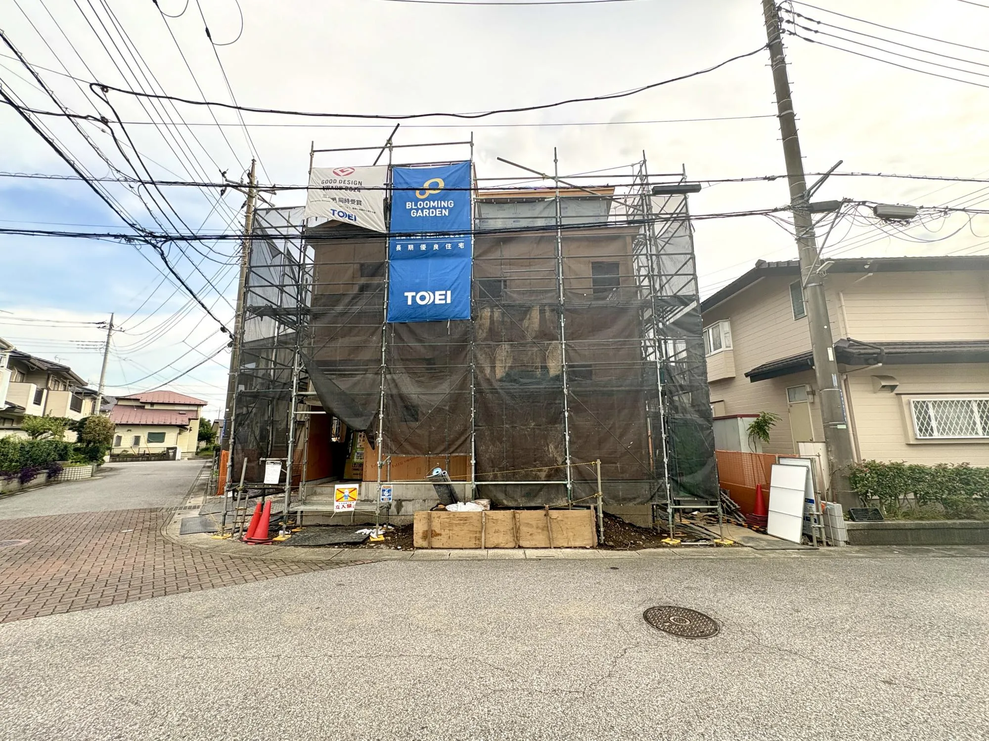 【外観写真】角地ならではの開放感と陽当たりの良さが魅力。ご家族が心地よく暮らせる住環境が広がります。