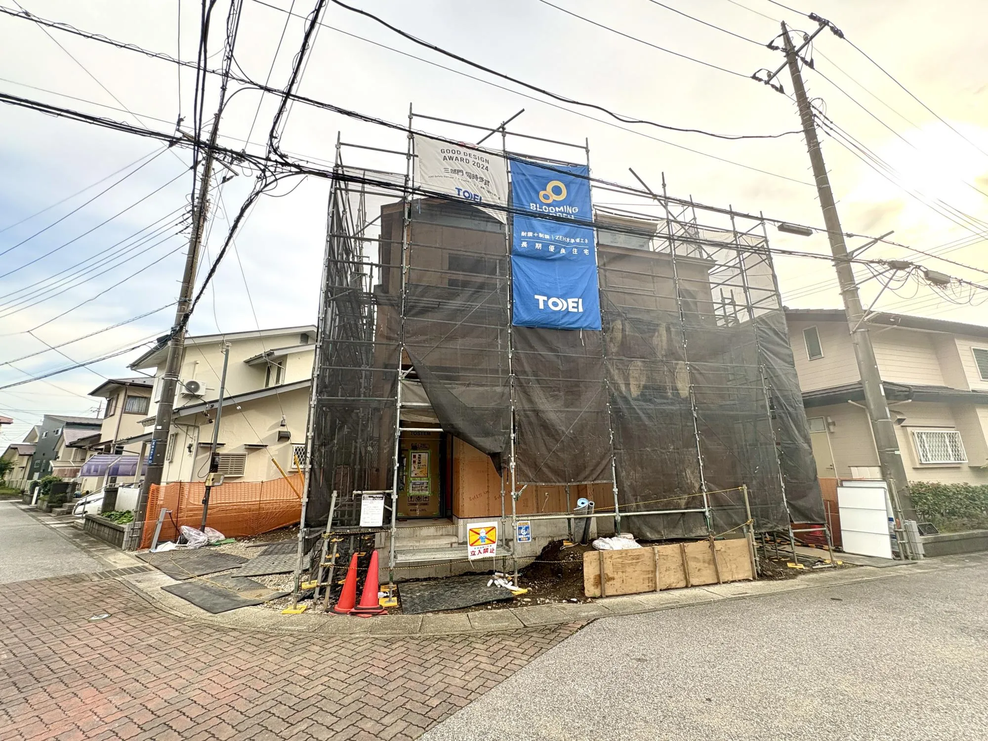 【外観写真】公園徒歩1分、小学校徒歩9分。お子さまとのお散歩や外遊びを気軽に楽しめる、子育て世帯に嬉しい住環境です。