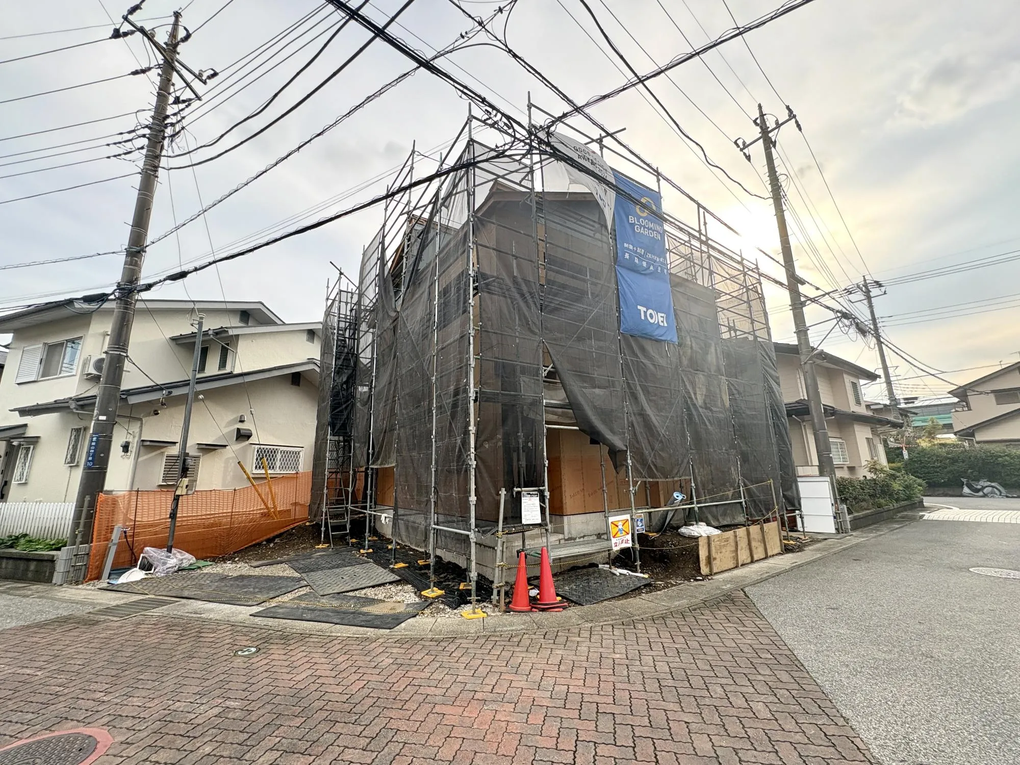 【外観写真】敷地面積51坪超のゆとりある住まい。3台分のカースペースに加え、ガーデニングも楽しめる広いお庭を確保した開放感あふれる一邸です。
