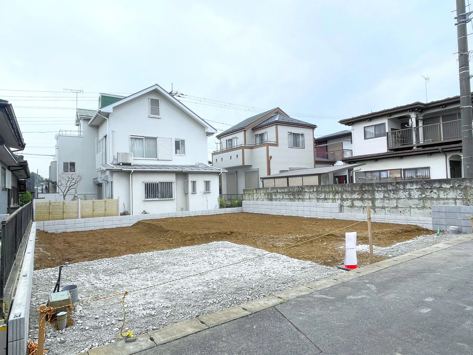 【外観写真】全居室南向きの陽当たり良好な住まい。約131㎡のゆとりある敷地に加え、カースペース3台分を確保した開放感のある住環境です。