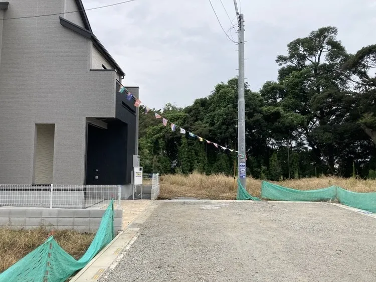 【街並み】ゆとりある前面道路で安心の住環境!